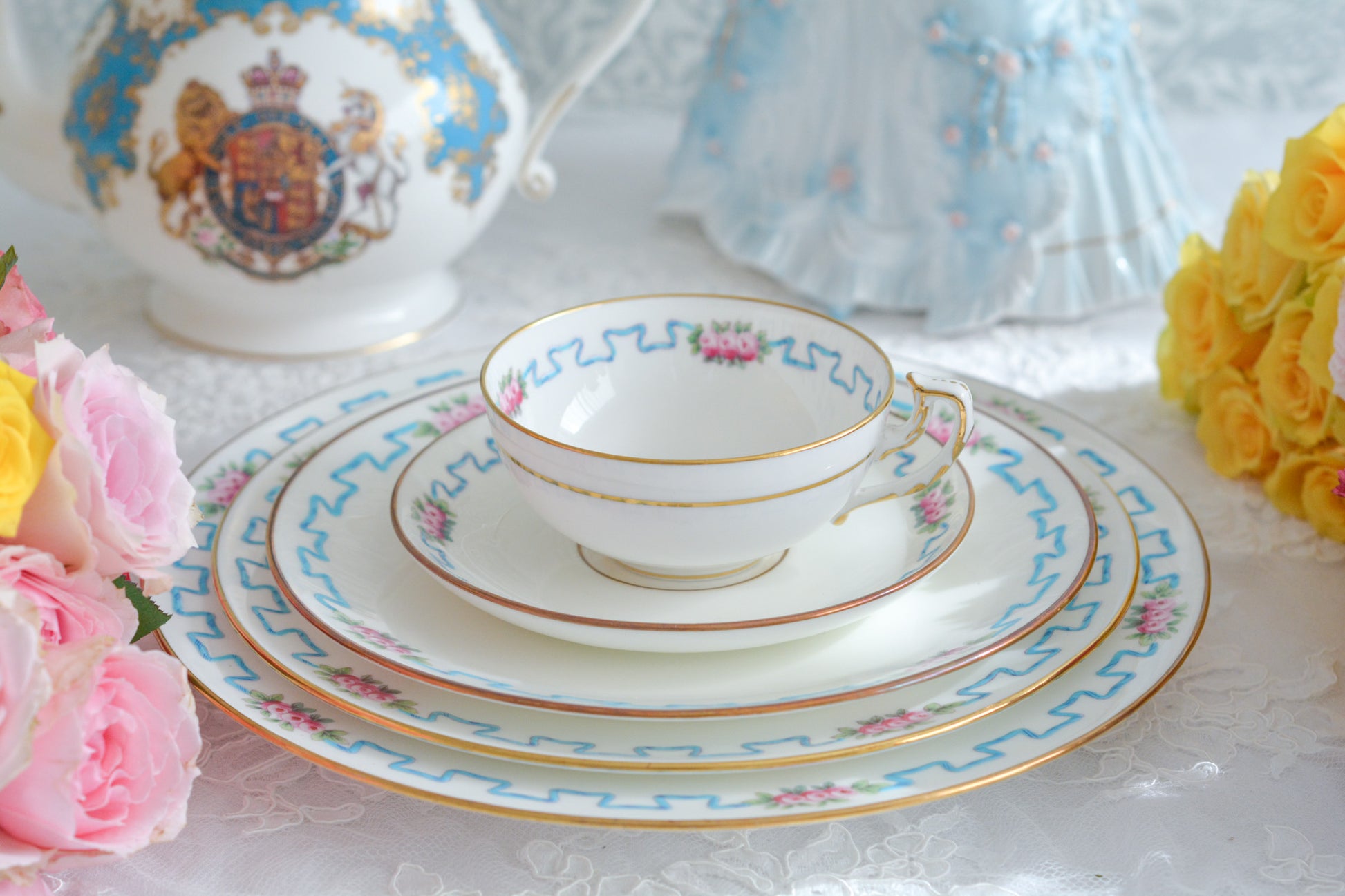 ミントンブルーのリボンに可憐な薔薇の模様が可愛らしいティーセット。カップ&ソーサー、サイドプレート、ランチョンプレート、ディナープレートのお得なセットで、どのシーンにも対応できるセットです。お茶やお食事などこのセットでお楽しみください。大きなプレートはサービングプレートとしても活躍します