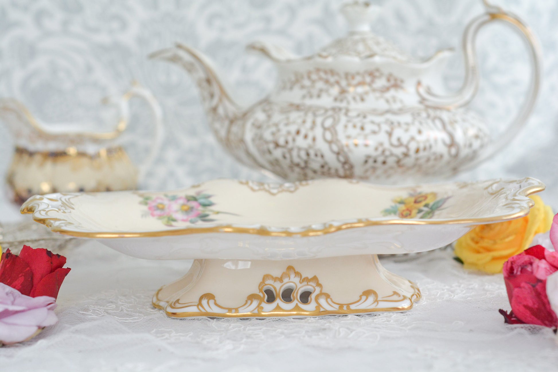 ダベンポートの素晴らしいタッツァがやってきました。お花と中央には鳥が丁寧に描かれています。描かれている鳥はイギリスでターリングと呼ばれているムクドリで、食べ物を捕まえている様子がイキイキと描かれています。イギリスのお庭にお邪魔したようなそんな気分になるタッツァです。フルーツや英国菓子をのせたくなりますね。