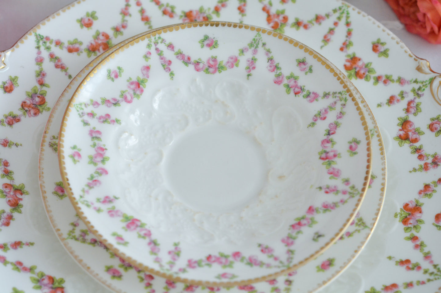 バラのガーランド模様が可愛らしい、ジョージ・ジョーンズ・クレッセントのセットです。カップ&ソーサー、サイドプレート、B&Bプレートのとても便利なセットです。クレッセントらしい可憐で上品な雰囲気がティータイムを盛り上げます。素磁の模様もとっても可愛らしいですよ。