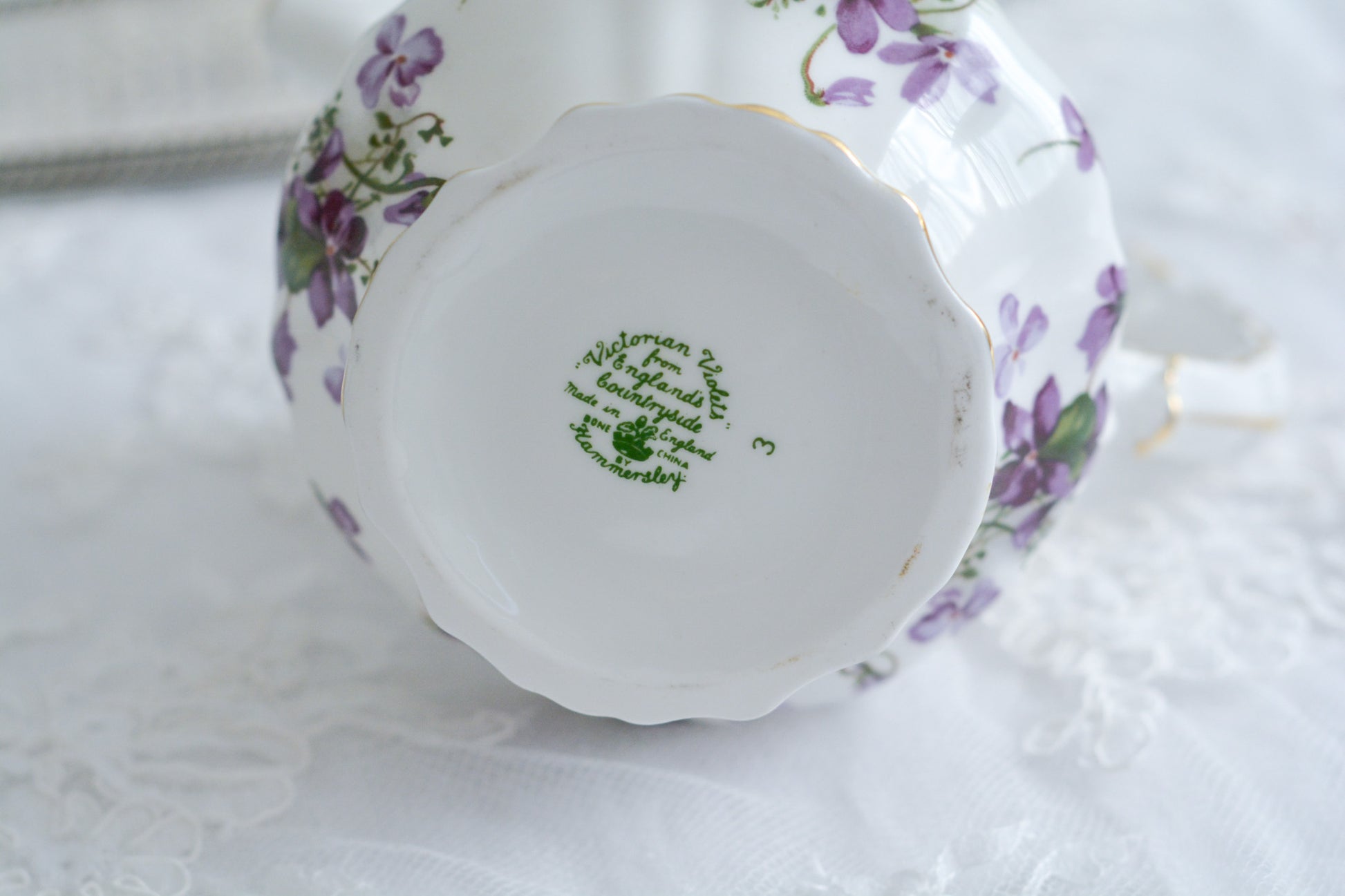 英国ヴィンテージ、ハマースレイの大きなミルクジャグ。人気のヴィクトリアンバイオレットのお品です。とても可憐で優美なデザイン。Rose Antiquesはコールポートをはじめ、英国アンティーク、ヴィンテージの食器をご紹介しています。