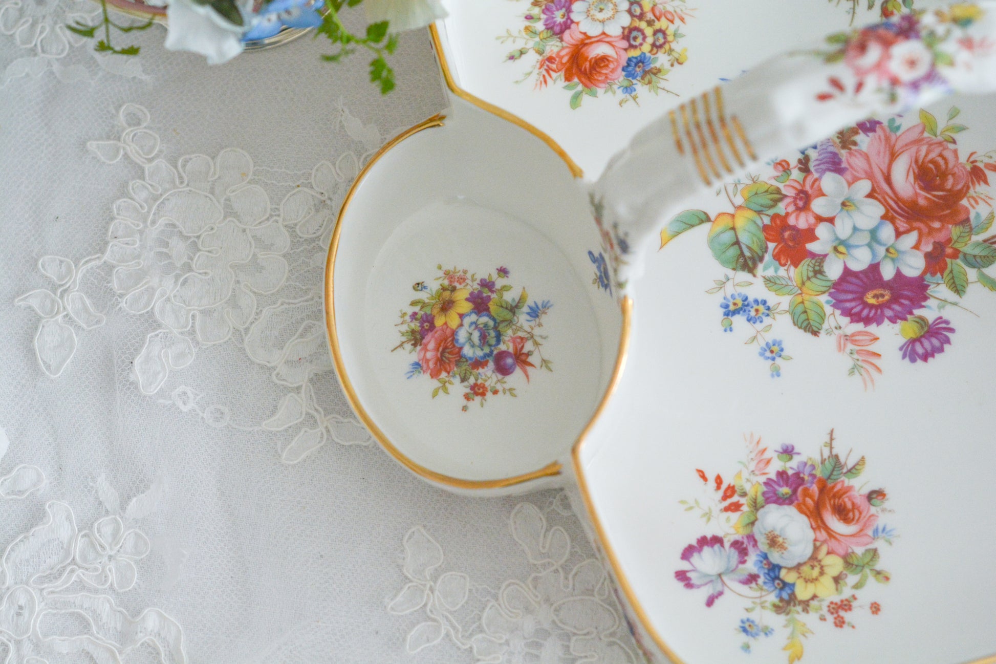 ハマースレイのハワードスプレイシリーズのストロベリーバスケット。ストロベリーバスケットは、イチゴを入れるバスケットでシュガー入れとクリーマーがついています。生産量が少なく、とても人気があるアイテムの一つ。こちらは老舗高級食器店のT.GOODEの特注品です。人気のハワードスプレイの華やかなストロベリーバスケットは、イチゴはもちろん、スコーンや焼き菓子などを乗せても素敵ですね。