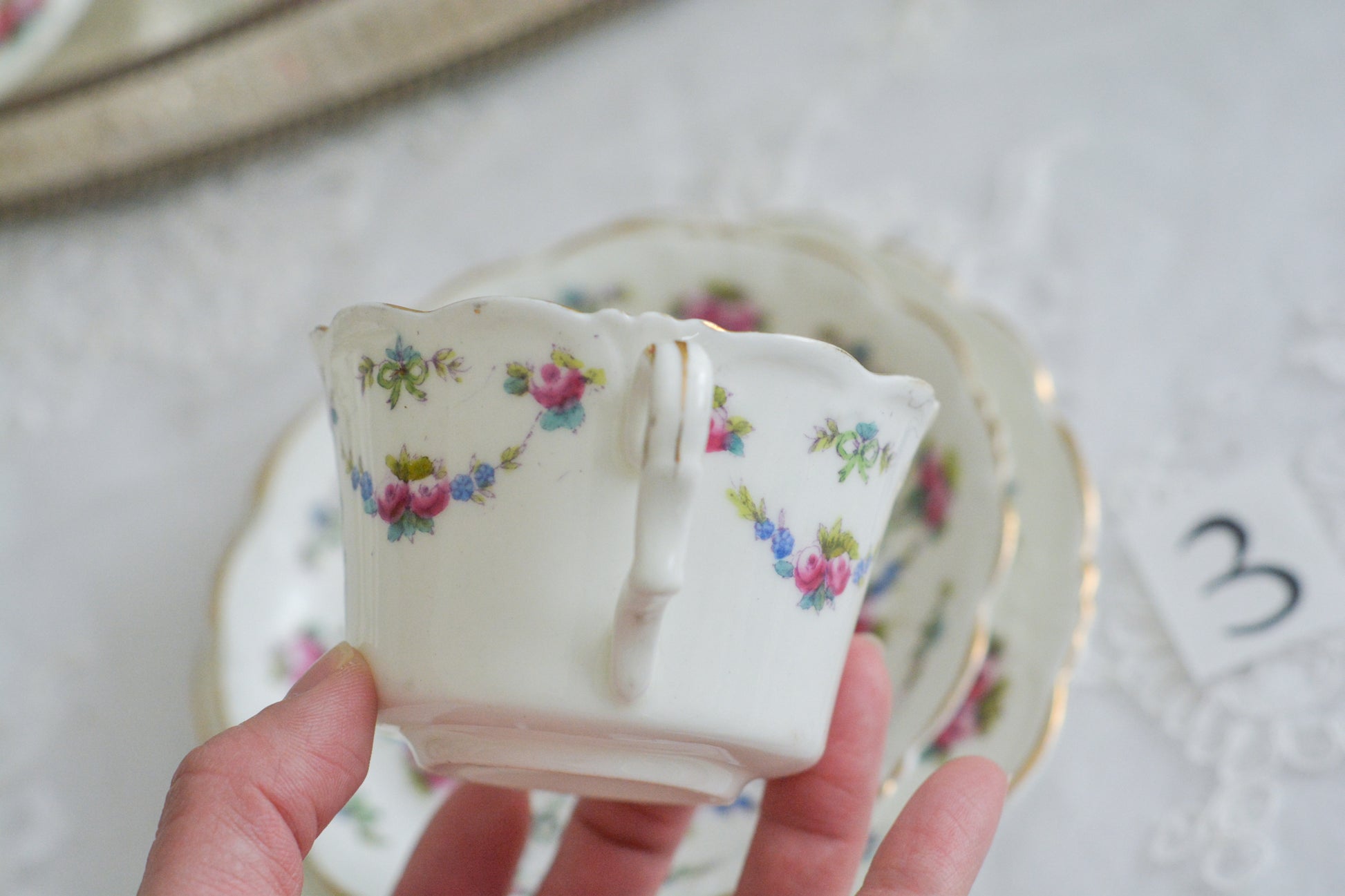 コリンウッドのリボンにバラのガーランドがとっても可愛らしいティートリオ、ミルクジャグ、スロップボウル、デザートプレートがやってきました!ハンドペイントで色つけされたバラやリボンを眺めているだけで気持ちが上向きになる可愛らしさです。ぜひ春のティータイムに。プルダウンから、単品ご選択頂けます