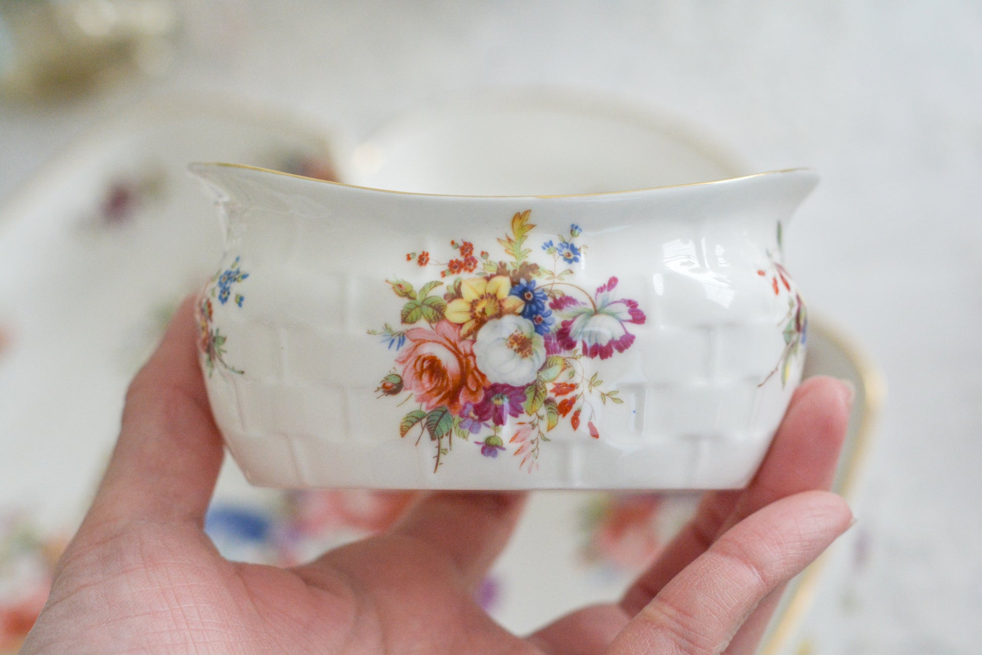 ハマースレイのハワードスプレイシリーズのストロベリーバスケット。ストロベリーバスケットは、イチゴを入れるバスケットでシュガー入れとクリーマーがついています。生産量が少なく、とても人気があるアイテムの一つ。こちらは老舗高級食器店のT.GOODEの特注品です。人気のハワードスプレイの華やかなストロベリーバスケットは、イチゴはもちろん、スコーンや焼き菓子などを乗せても素敵ですね。