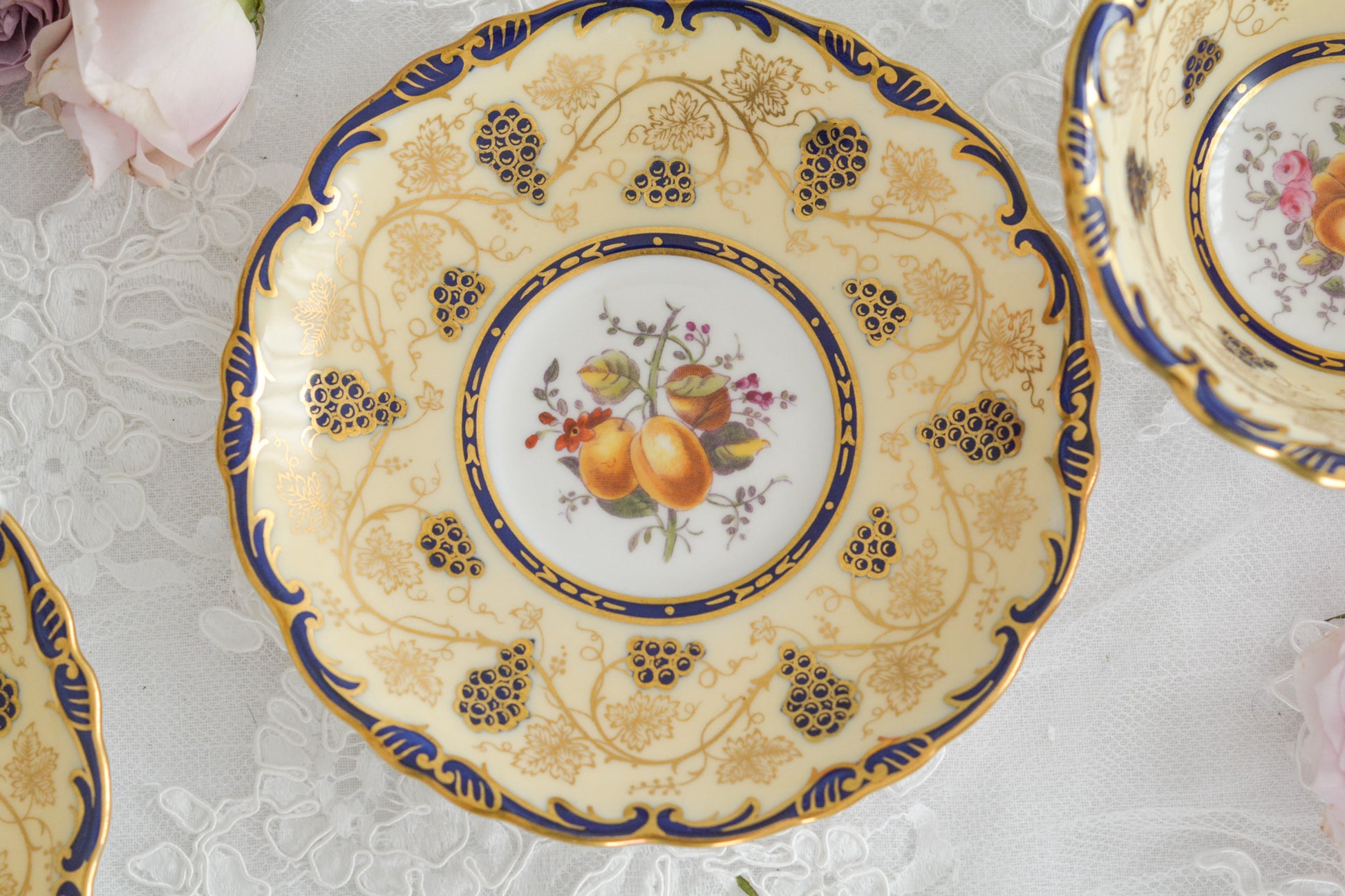 コールポートの1800年代の作品のリバイバルシリーズのオールドコールポートシリーズ。色々なお品がリバイバルされています。こちらはアデレードシェイプのリバイバル。ハンドルはアデレードシェイプハンドルではなくリングハンドルで、素磁も厚めに作られています。ロココリバイバルスタイルの優雅なデザインが美しいです。葡萄やフルーツ、お花の模様が大変豪華で美しいお品です。