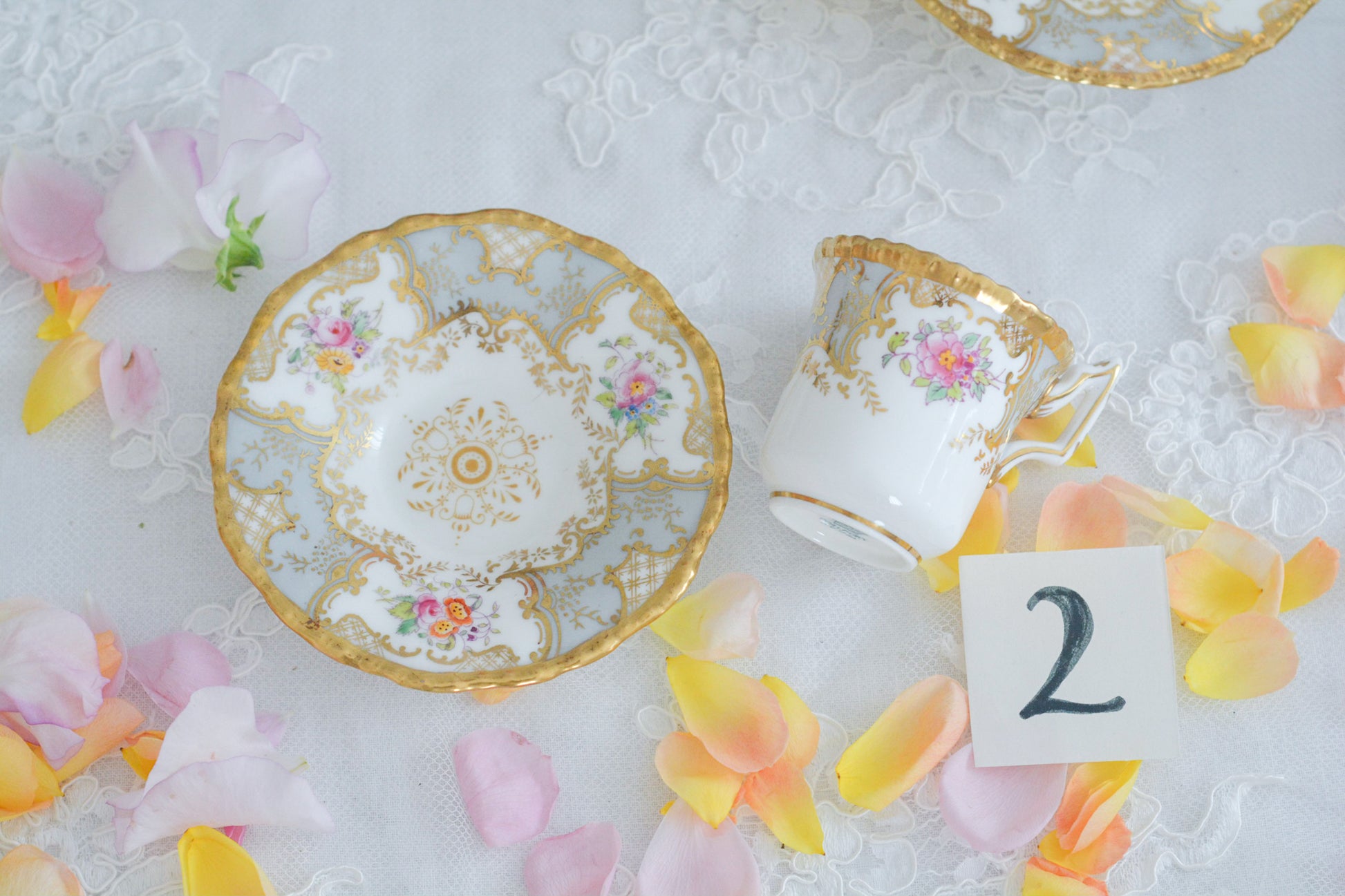 コールポートの人気シリーズ「バットウィング」。バットウィングは、たくさんのカラーバリエーションがあります。グレーカラーはレアカラーで、優しく明るい雰囲気。金彩もとても豪華でテーブルにあるだけでキラキラと輝いて見えます。デミタスカップの小さな世界に豪華で美しい模様がぎゅっと詰まった大変素晴らしいお品です。バットウィングシリーズも状態の良いお品は入手困難になってきました。貴重なグレーのバットウィングの輝きをどうぞお楽しみください。