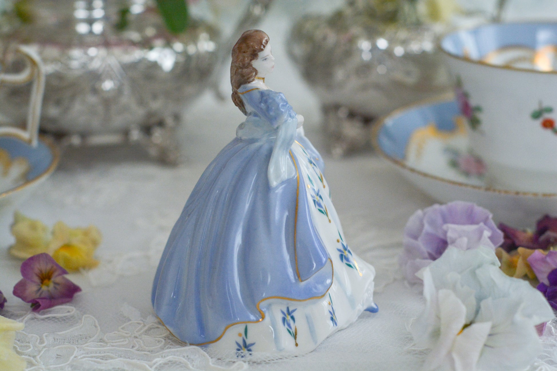 コールポートの小さなフィギュリン「IRIS」。アイリスのブーケを抱えてドレスにもアイリスのお花があしらわれています。優しげな表情も美しい。ミニサイズですが存在感があります。ティータイムにも使いやすいサイズ感も嬉しいですね。このお花のシリーズの小さなフィギュリンは何種類かあり、ついつい集めたくなってしまいます。
