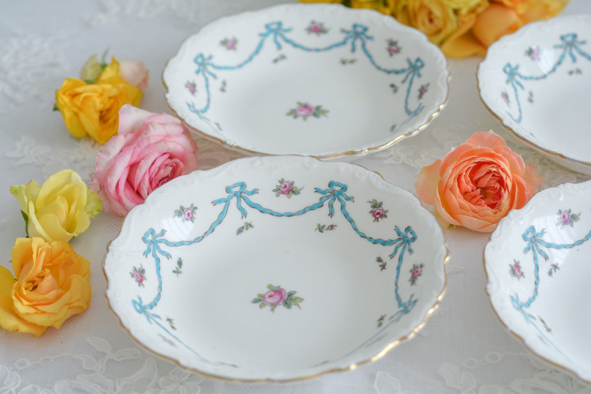 コールポートのリボンと薔薇の模様が可愛らしいボウルの4点セット。ハンドペイントで色つけされ、可愛らしく使いやすいボウルです。