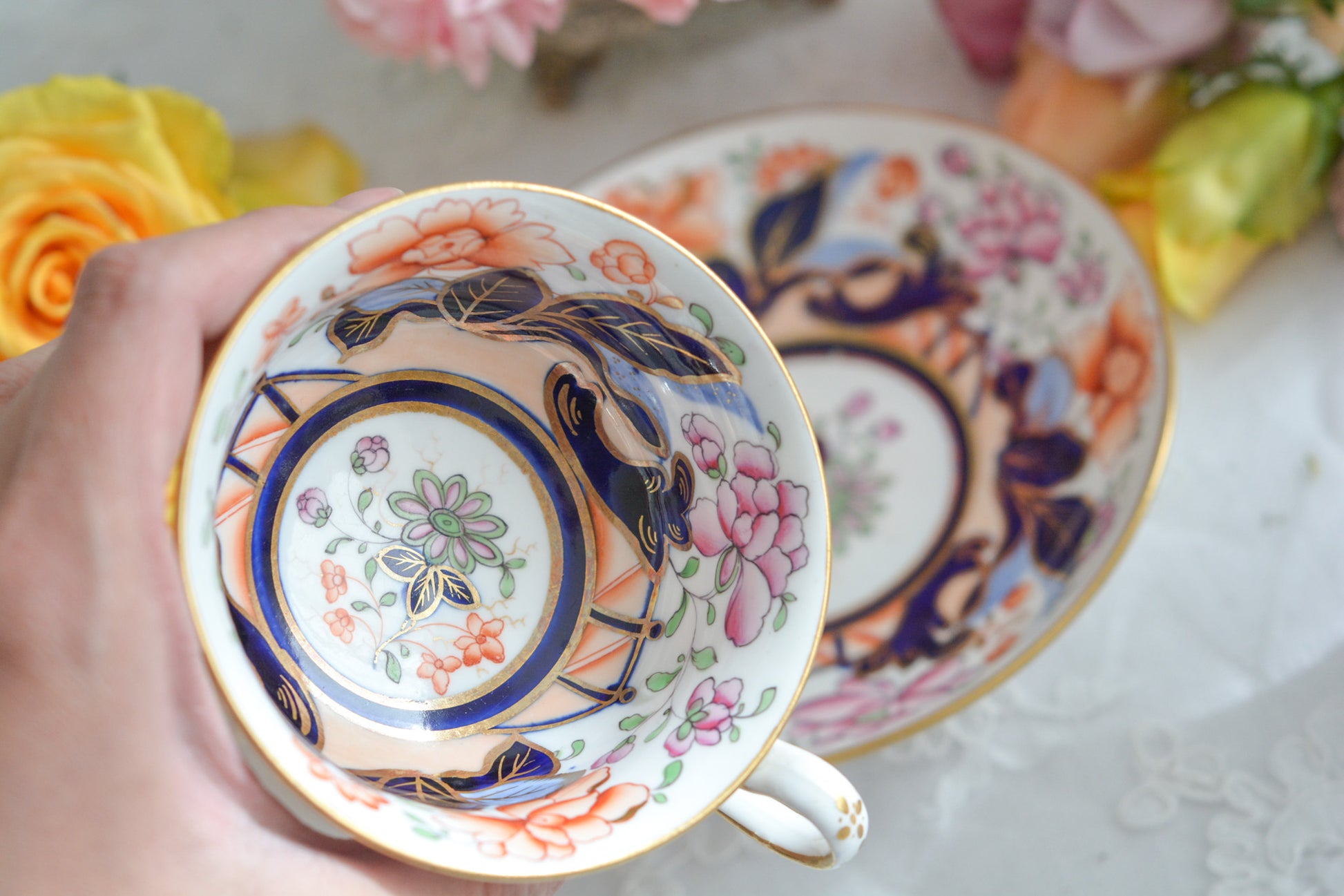 伊万里スタイルが美しいトゥルートリオ。コールポートのエンパイアシェイプによく似ています。1820年〜30年頃の作品と思われ、約200年が経過してなお美しく凛とした姿は日本の侘び寂びにも通じるのではないでしょうか?紅茶、コーヒーだけでなく、緑茶にもよく合いそうですね。トゥルートリオは、ティーカップ、コーヒーカップ、ソーサーのセットで、紅茶とコーヒーどちらもお楽しみいただけるセットです。