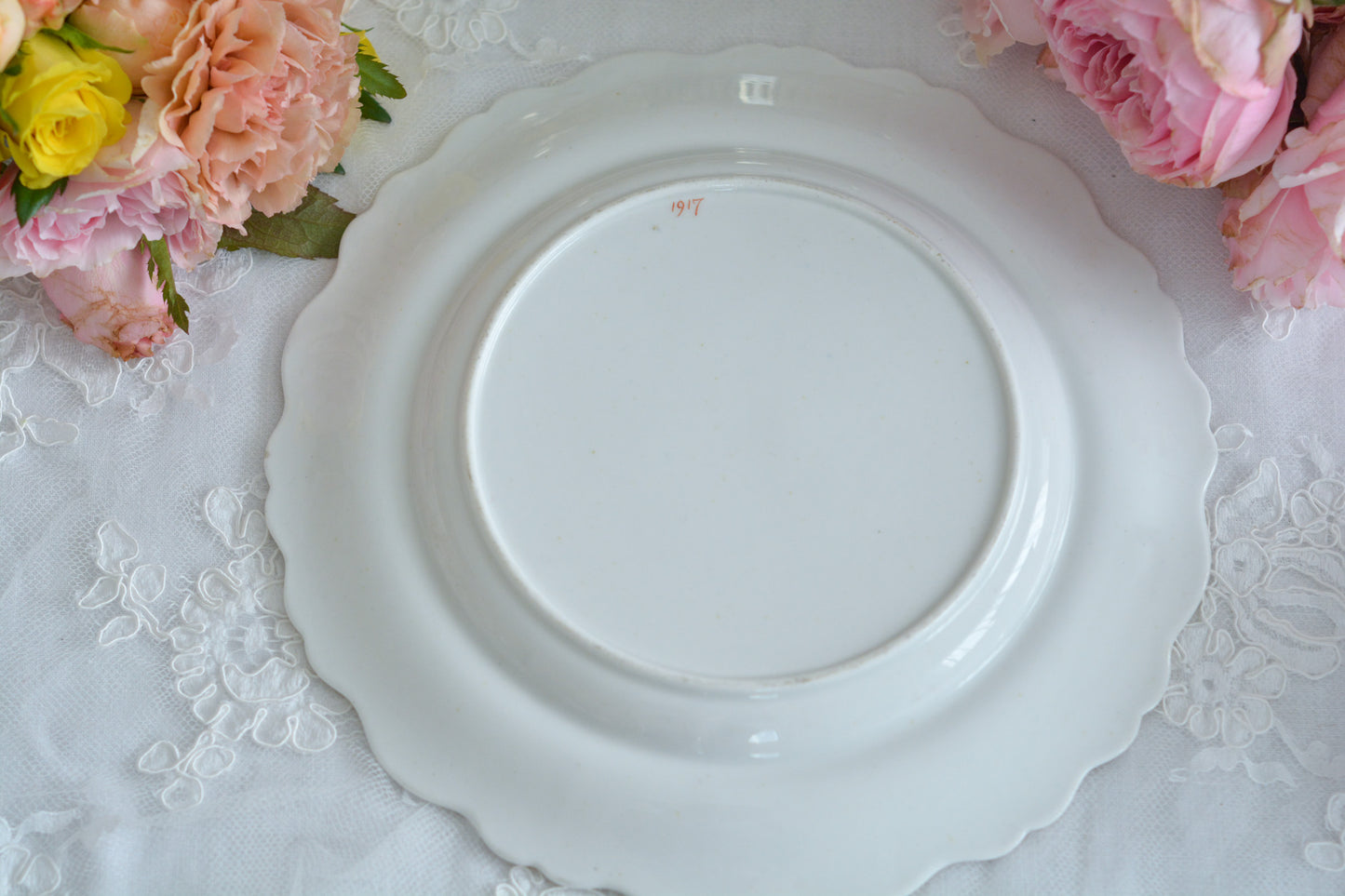 19世紀中頃に作られたピンクとマルーンカラーのプレート。手描きで大きな花束絵が大胆にとても美しく描かれています。色使いもデザインもアンティークならでは。どんなお菓子も乗せるだけで特別なお菓子に!とっても華やかなこちらのプレート、ティータイムに、日々のお茶の時間にぜひお使いくださいね。