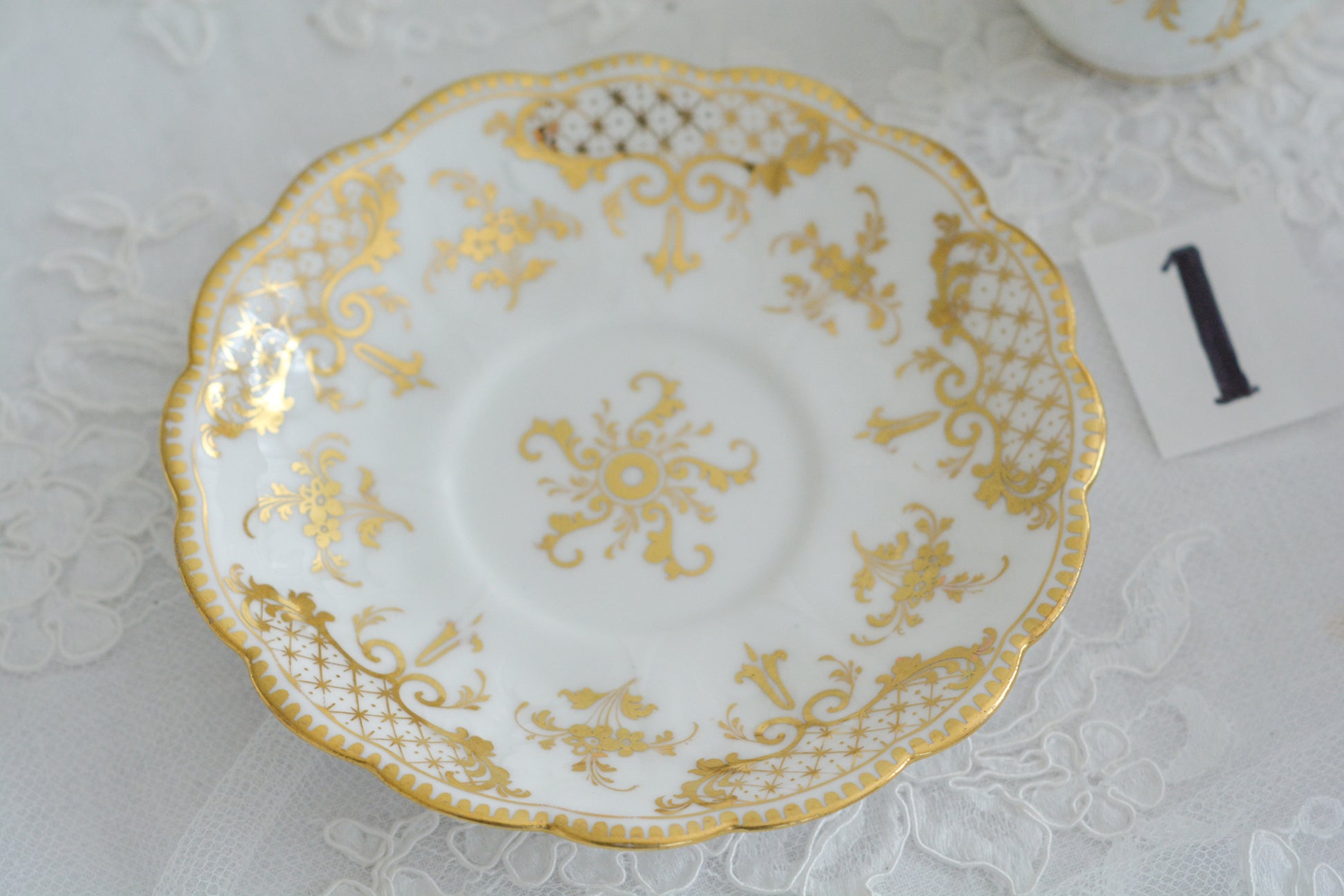 リッジウェイのFoliage Shapeのトゥルートリオ。ハンドル部分には葉っぱの模様がついていてとても可愛らしいシェイプです。白磁に金彩の模様がとても豪華でリッジウェイらしい作品です。トゥルートリオは、ティーカップ、コーヒーカップ、ソーサーのセットでヴィクトリア時代の初期頃まではトリオといえばこちらが主流でした。今ではとても貴重になっています。紅茶もコーヒーも楽しめるのがいいですね。