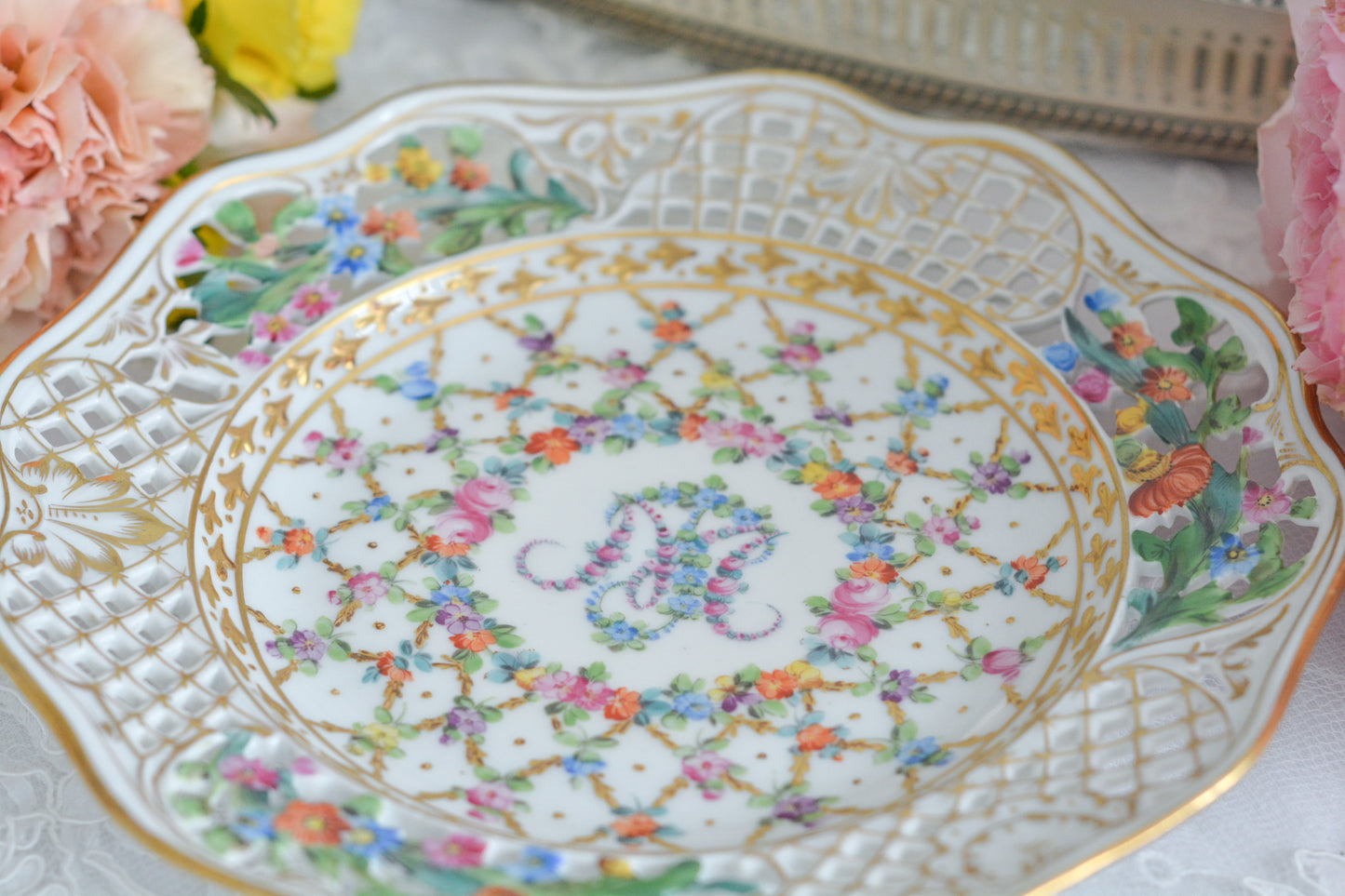 オーストリアの「国の母」とたたえられたハプスブルグ家の女帝「マリア・テレジア」。のちにフランス国王ルイ16世に嫁いだマリー・アントワネットの母でもあります。その名前にふさわしく、また、ウィーンの煌びやかな芸術や宮殿を思わせるような華やかで美しい世界観のプレートです。カール・ティーメの素晴らしいハンドペイントの絵付けをお楽しみください。