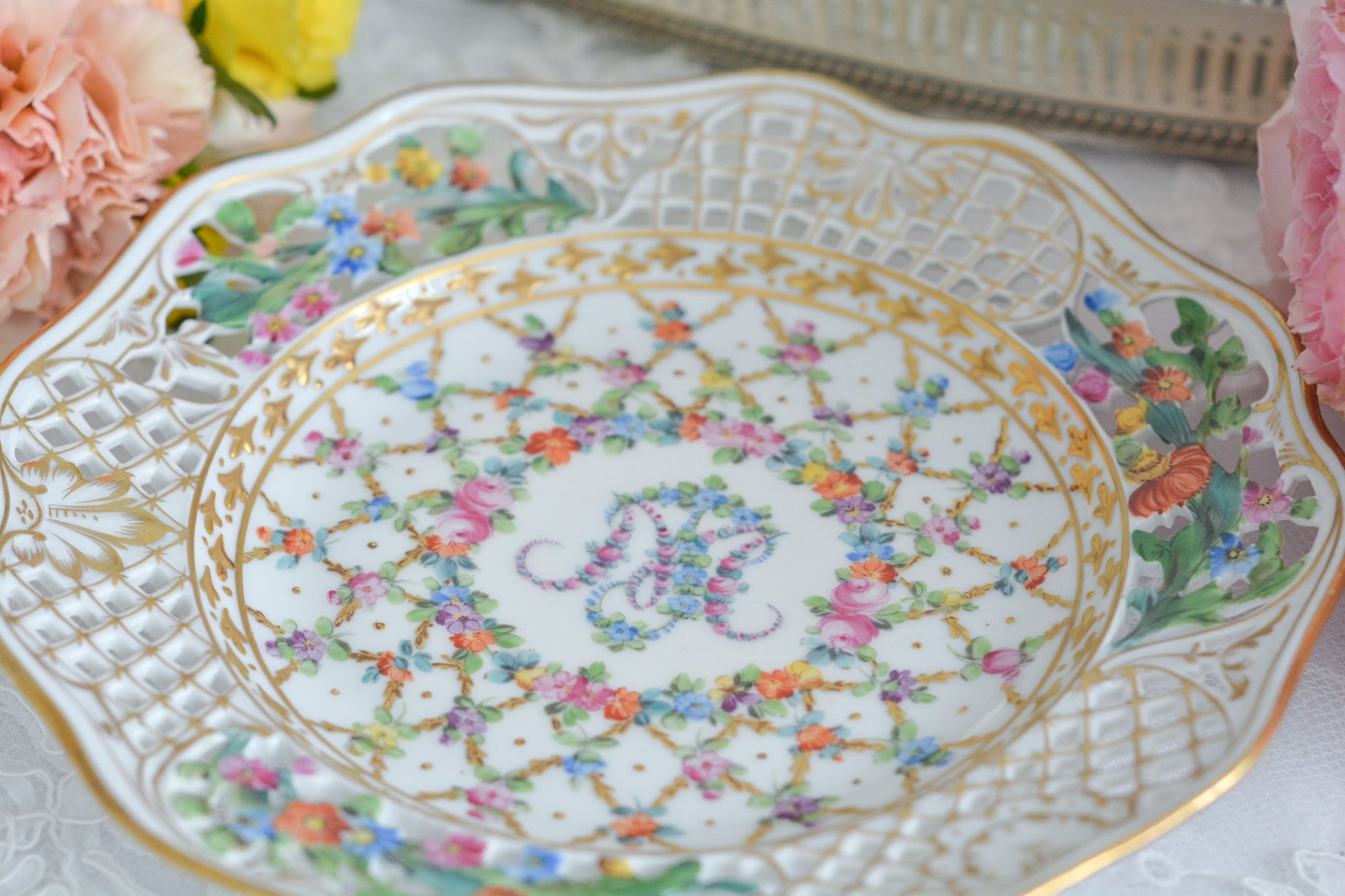 オーストリアの「国の母」とたたえられたハプスブルグ家の女帝「マリア・テレジア」。のちにフランス国王ルイ16世に嫁いだマリー・アントワネットの母でもあります。その名前にふさわしく、また、ウィーンの煌びやかな芸術や宮殿を思わせるような華やかで美しい世界観のプレートです。カール・ティーメの素晴らしいハンドペイントの絵付けをお楽しみください。