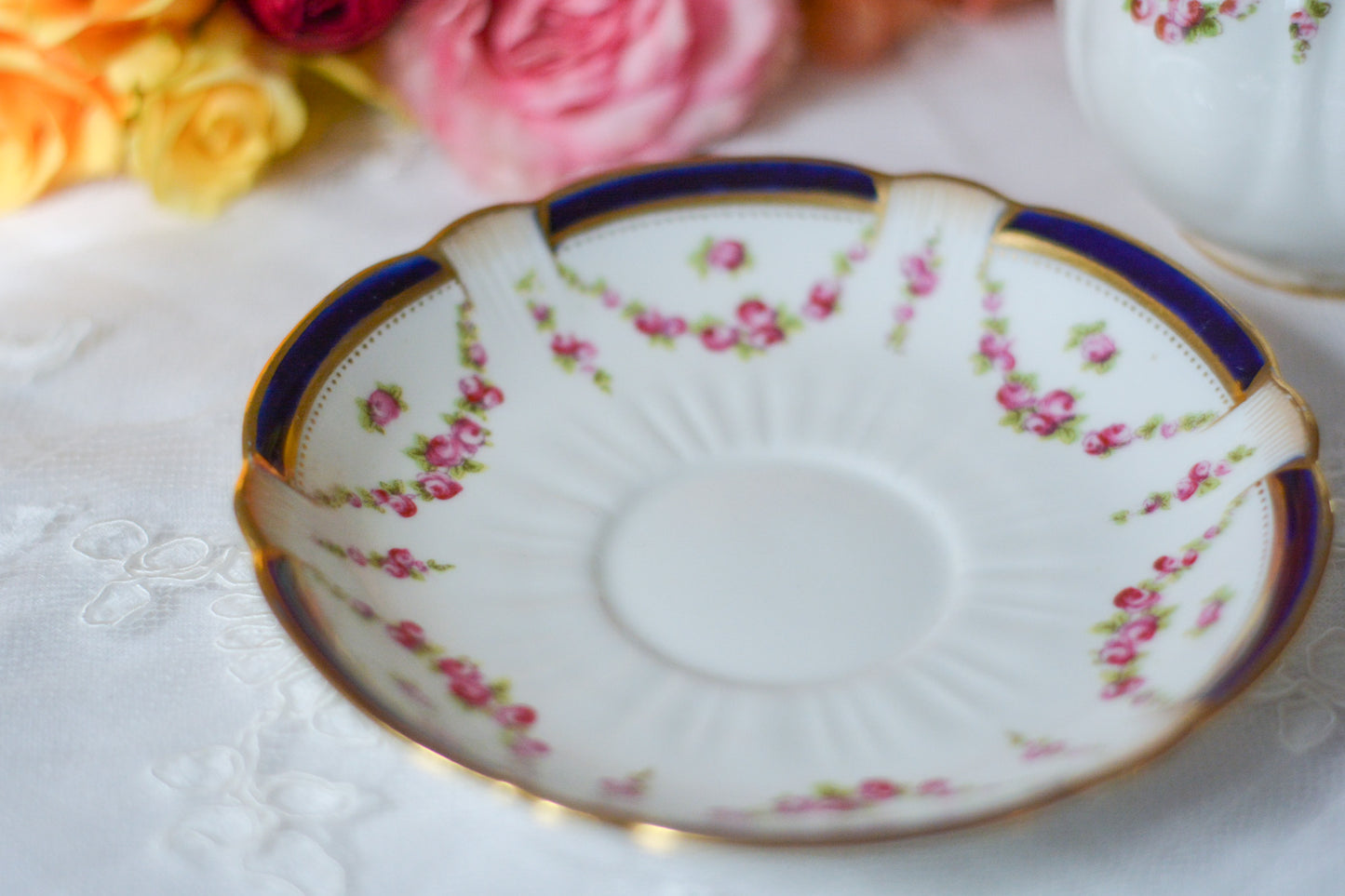 クレッセントのティーセット。薔薇のガーランドが大変可愛らしいお品です。Rose Antiquesはコールポートをはじめ英国のアンティーク食器をご紹介しています。