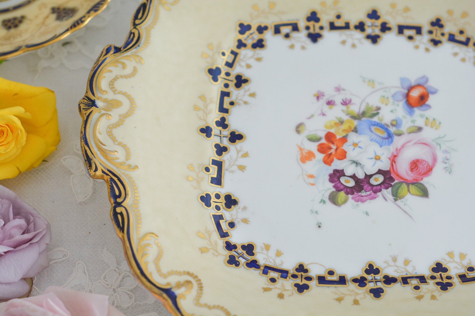 コールポートのアデレードシェイプのB&Bプレートです。ロココリバイバルの優雅なデザインが美しいです。ハンドペイントで描かれたブーケも大きく存在感もあり、ブーケを囲むコバルトブルーの模様もとっても可愛らしく、ブーケを引き立てています。B&Bとはブレッド&バターのことで、パンをもりつけたり、焼き菓子やフルーツなど様々な用途にお使いいただけます。テーブルがパッと華やかになるプレートです。