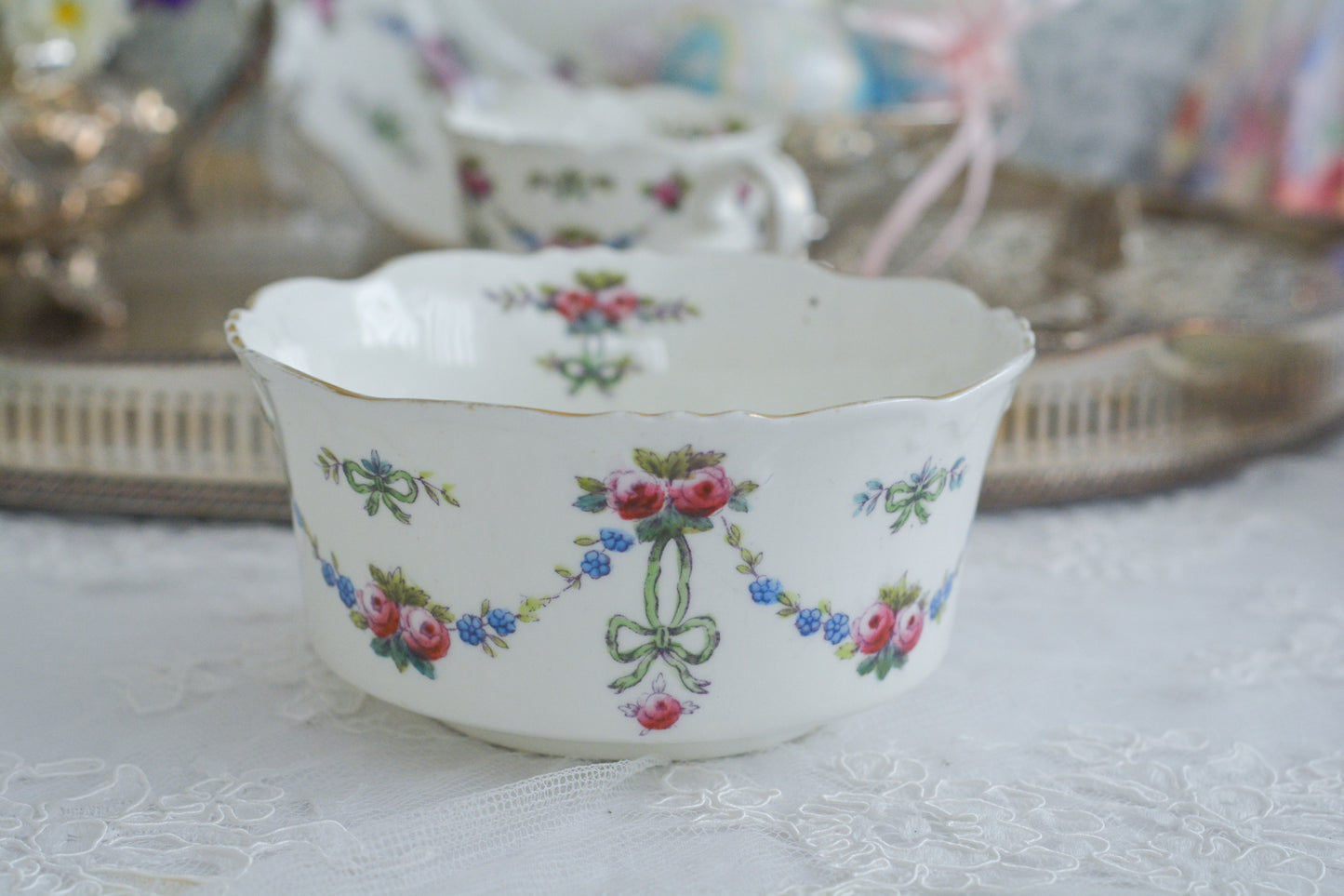 コリンウッドのリボンにバラのガーランドがとっても可愛らしいティートリオ、ミルクジャグ、スロップボウル、デザートプレートがやってきました!ハンドペイントで色つけされたバラやリボンを眺めているだけで気持ちが上向きになる可愛らしさです。ぜひ春のティータイムに。プルダウンから、単品ご選択頂けます