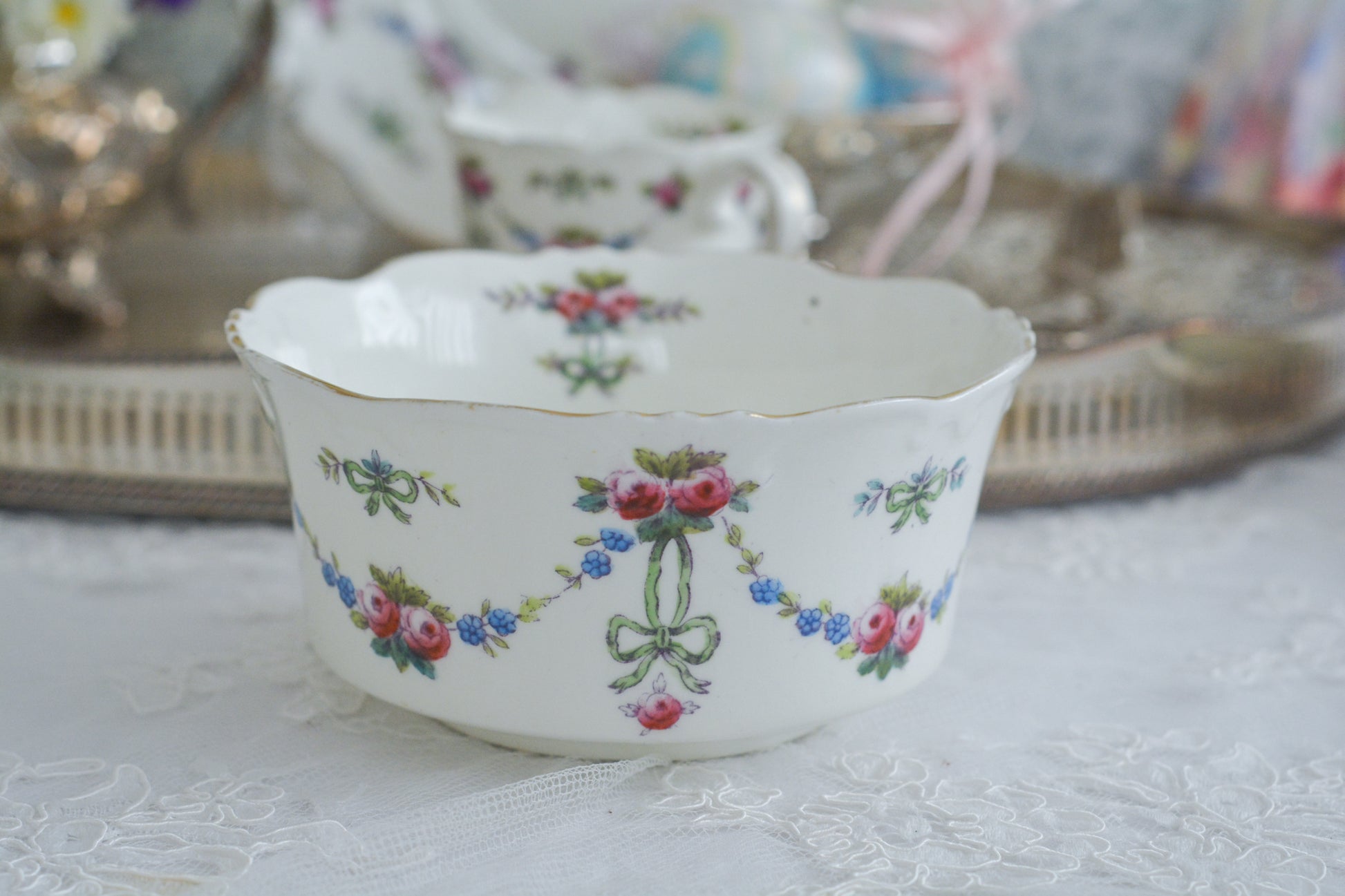 コリンウッドのリボンにバラのガーランドがとっても可愛らしいティートリオ、ミルクジャグ、スロップボウル、デザートプレートがやってきました!ハンドペイントで色つけされたバラやリボンを眺めているだけで気持ちが上向きになる可愛らしさです。ぜひ春のティータイムに。プルダウンから、単品ご選択頂けます