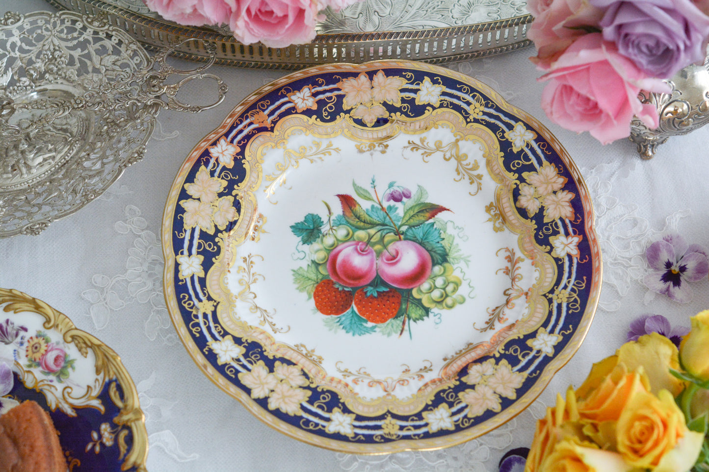 リッジウェイの素晴らしさを体感いただけるプレート。豪華絢爛という言葉がぴったりです。コバルトブルーに、金彩。エナメル画のイチゴやさくらんぼは瑞々しく描かれています。息を呑む美しさとでも言いましょうか。19世紀の素晴らしいプレートで、お茶の時間をお楽しみください。キャビネットプレートとしてお部屋に飾っていただいても素敵です。