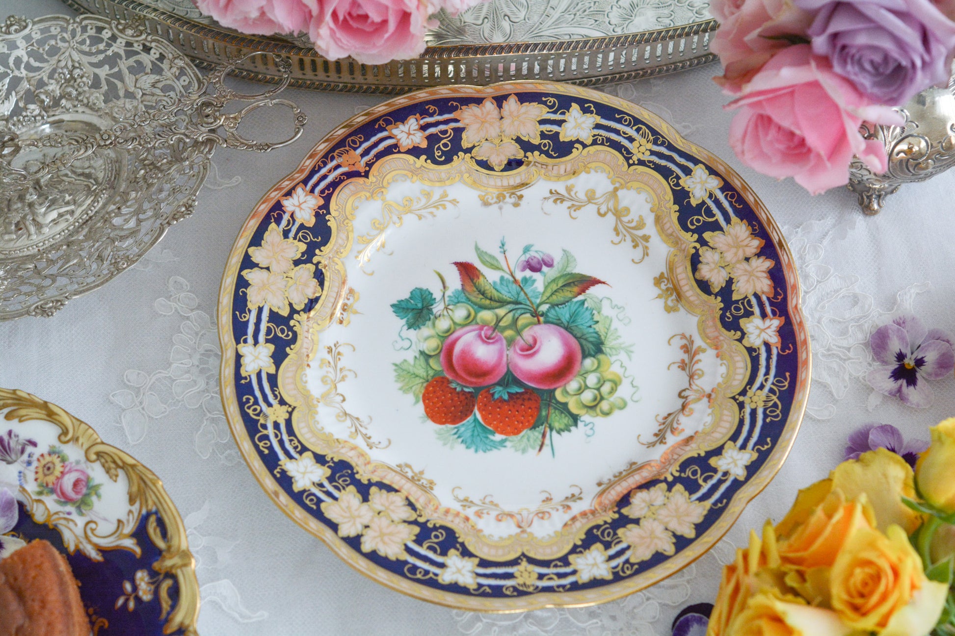 リッジウェイの素晴らしさを体感いただけるプレート。豪華絢爛という言葉がぴったりです。コバルトブルーに、金彩。エナメル画のイチゴやさくらんぼは瑞々しく描かれています。息を呑む美しさとでも言いましょうか。19世紀の素晴らしいプレートで、お茶の時間をお楽しみください。キャビネットプレートとしてお部屋に飾っていただいても素敵です。