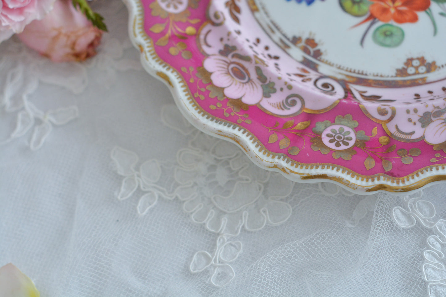 19世紀中頃に作られたピンクとマルーンカラーのプレート。手描きで大きな花束絵が大胆にとても美しく描かれています。色使いもデザインもアンティークならでは。どんなお菓子も乗せるだけで特別なお菓子に!とっても華やかなこちらのプレート、ティータイムに、日々のお茶の時間にぜひお使いくださいね。