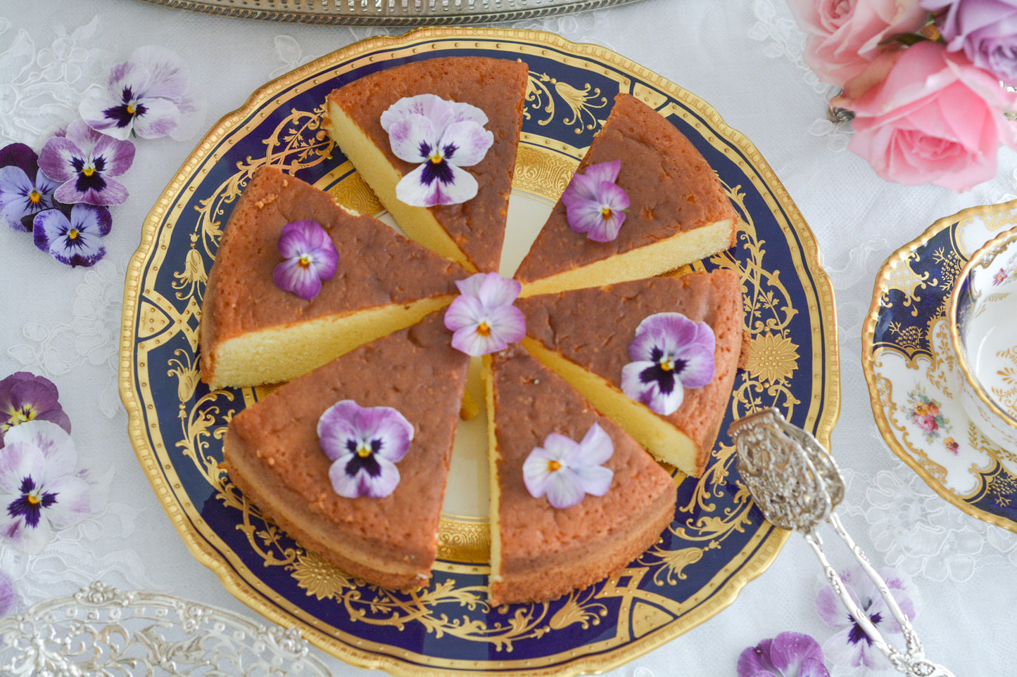 美しいコバルトブルーのお色に、豪華な金彩の模様。ロイヤルドルトンのとっても豪華なディナープレートです。大きいサイズなので、サービングプレートにもお使いいただけます。どんなお菓子やお料理も華やかに演出してくれそう。状態も大変よく、活躍してくれること間違いなしです!