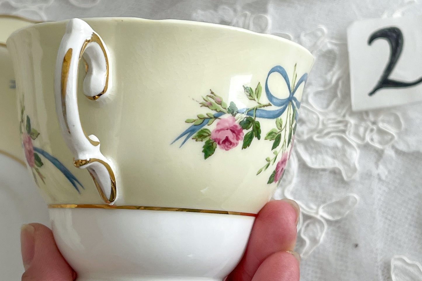 コルクラフ(Colclough)の可愛らしいティートリオ。コルクラフは1890年にハーバード・ジョセフ・コルクラフ氏が創業したメーカで、1940年代頃まで続いていました。コルクラフの中でもこのリボンの絵柄は人気で入手困難なお品です。クリーム色にブルーリボンと小さなバラの模様がとっても可愛らしいデザインです。パステルカラーがイースターや春のティータイムにもぴったりですね!