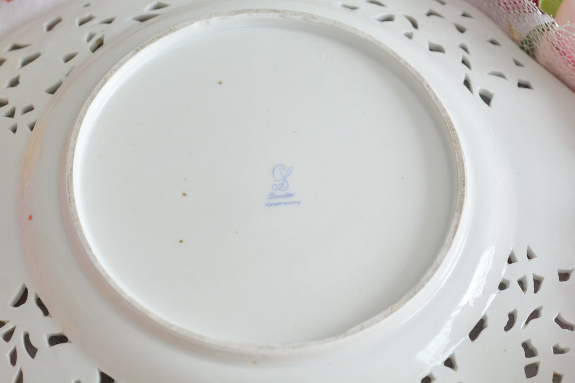 花文字でマリーアントワネットのMとAが描かれた、カール・ティーメ工房の美しいプレートです。全てハンドペイントで絵付けされていて、見れば見るほど引き込まれるお品で、テーブルコーディネートの主役になるプレートです。金彩部分も本当に美しく、リボンもとても可愛らしいですね。