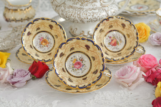 コールポートの1800年代の作品のリバイバルシリーズのオールドコールポートシリーズ。色々なお品がリバイバルされています。こちらはアデレードシェイプのリバイバル。ハンドルはアデレードシェイプハンドルではなくリングハンドルで、素磁も厚めに作られています。ロココリバイバルスタイルの優雅なデザインが美しいです。葡萄やフルーツ、お花の模様が大変豪華で美しいお品です。