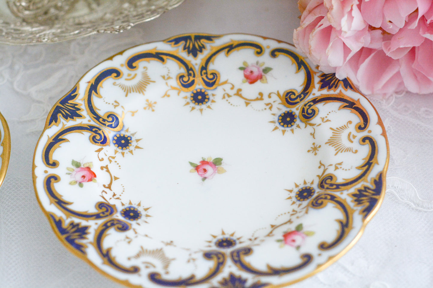 金彩に小さなエナメル画の薔薇の花が上品でコールポートらしい上品な雰囲気のサイドプレートです。100年以上経過したアンティークですがとても良い状態です。お菓子を乗せたりティータイムで活躍してくれるでしょう。またお気に入りのジュエリーやアクセサリーをのせても素敵です。アンティークのある暮らし始めてみませんか?
