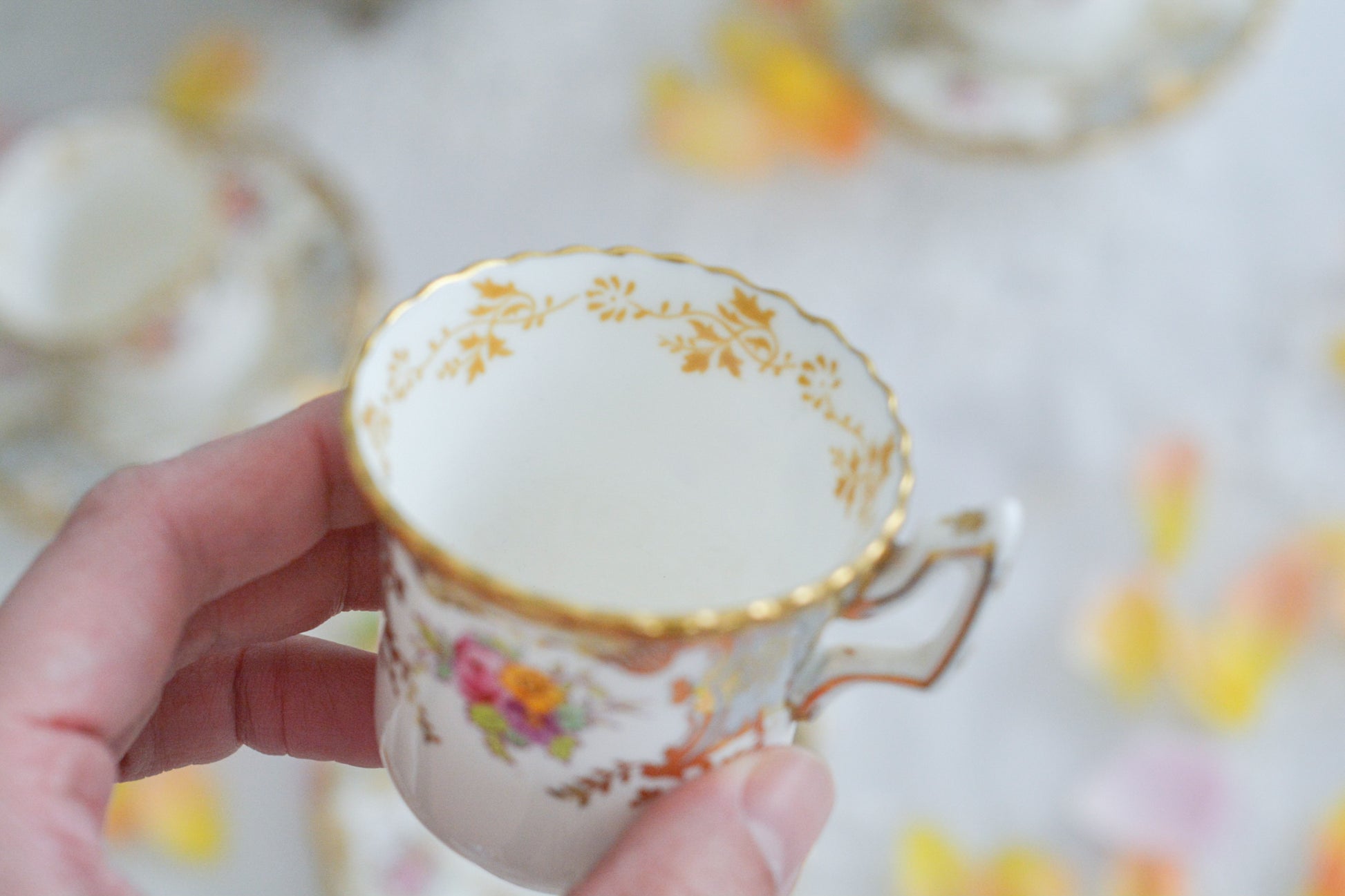 コールポートの人気シリーズ「バットウィング」。バットウィングは、たくさんのカラーバリエーションがあります。グレーカラーはレアカラーで、優しく明るい雰囲気。金彩もとても豪華でテーブルにあるだけでキラキラと輝いて見えます。デミタスカップの小さな世界に豪華で美しい模様がぎゅっと詰まった大変素晴らしいお品です。バットウィングシリーズも状態の良いお品は入手困難になってきました。貴重なグレーのバットウィングの輝きをどうぞお楽しみください。