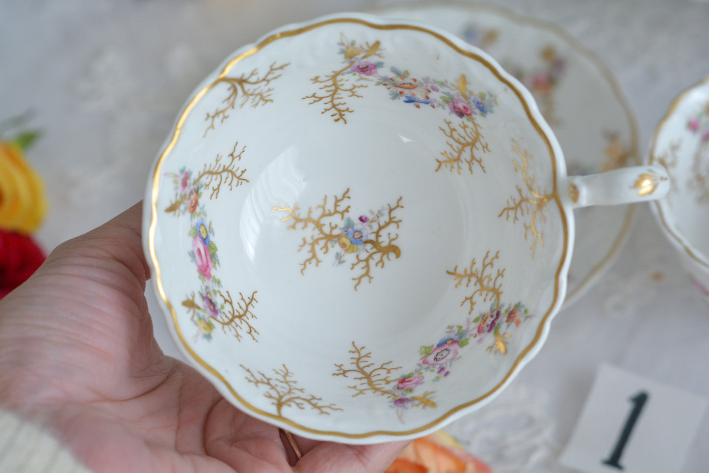コールポートの花々と宿木?の描かれたプレートです。私は宿木シリーズと呼んでおります。こちらは見が描かれていないので、他の木や珊瑚のようにも見えます。金彩部分もハンドペイントで描かれていて、コールポートらしい上品なお品となっております。華やかでクリスマスにもぴったりな雰囲気です。
