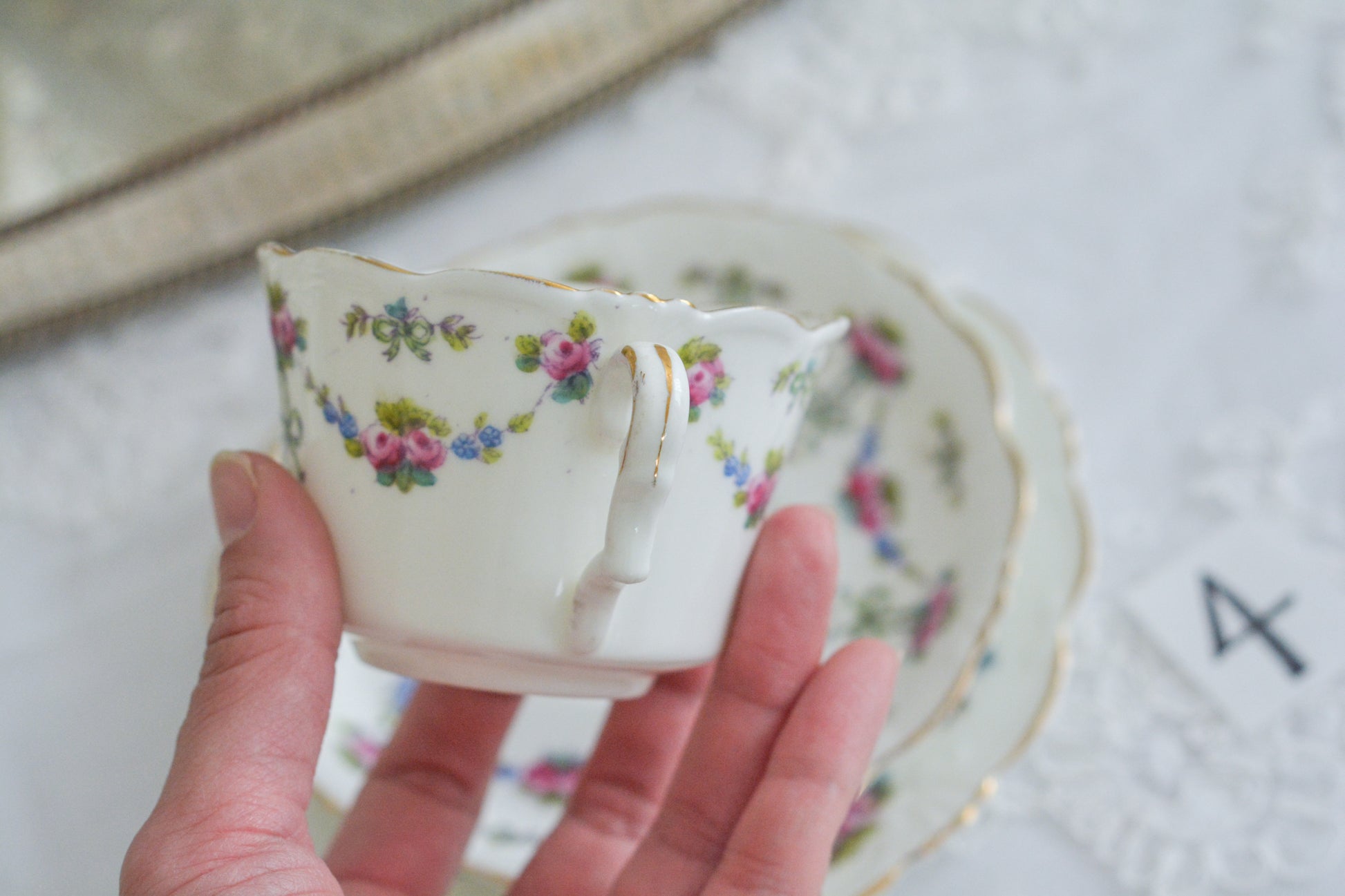 コリンウッドのリボンにバラのガーランドがとっても可愛らしいティートリオ、ミルクジャグ、スロップボウル、デザートプレートがやってきました!ハンドペイントで色つけされたバラやリボンを眺めているだけで気持ちが上向きになる可愛らしさです。ぜひ春のティータイムに。プルダウンから、単品ご選択頂けます