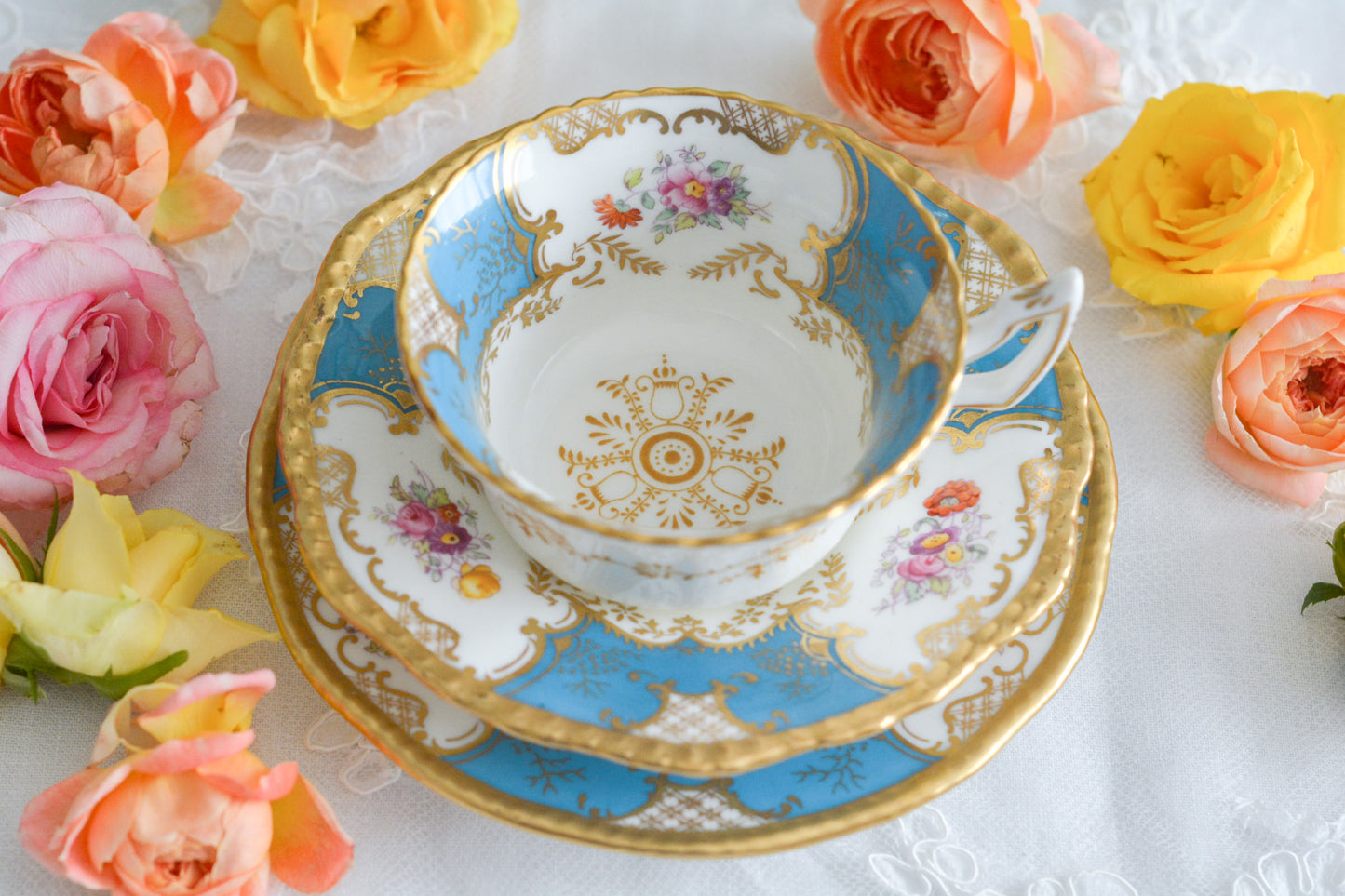 英国アンティーク、コールポートの代表作馬ットウィングシリーズの幻のカラーと言われるターコイズブルーのティートリオ。キラキラと宝石のように輝く美しいカップです。