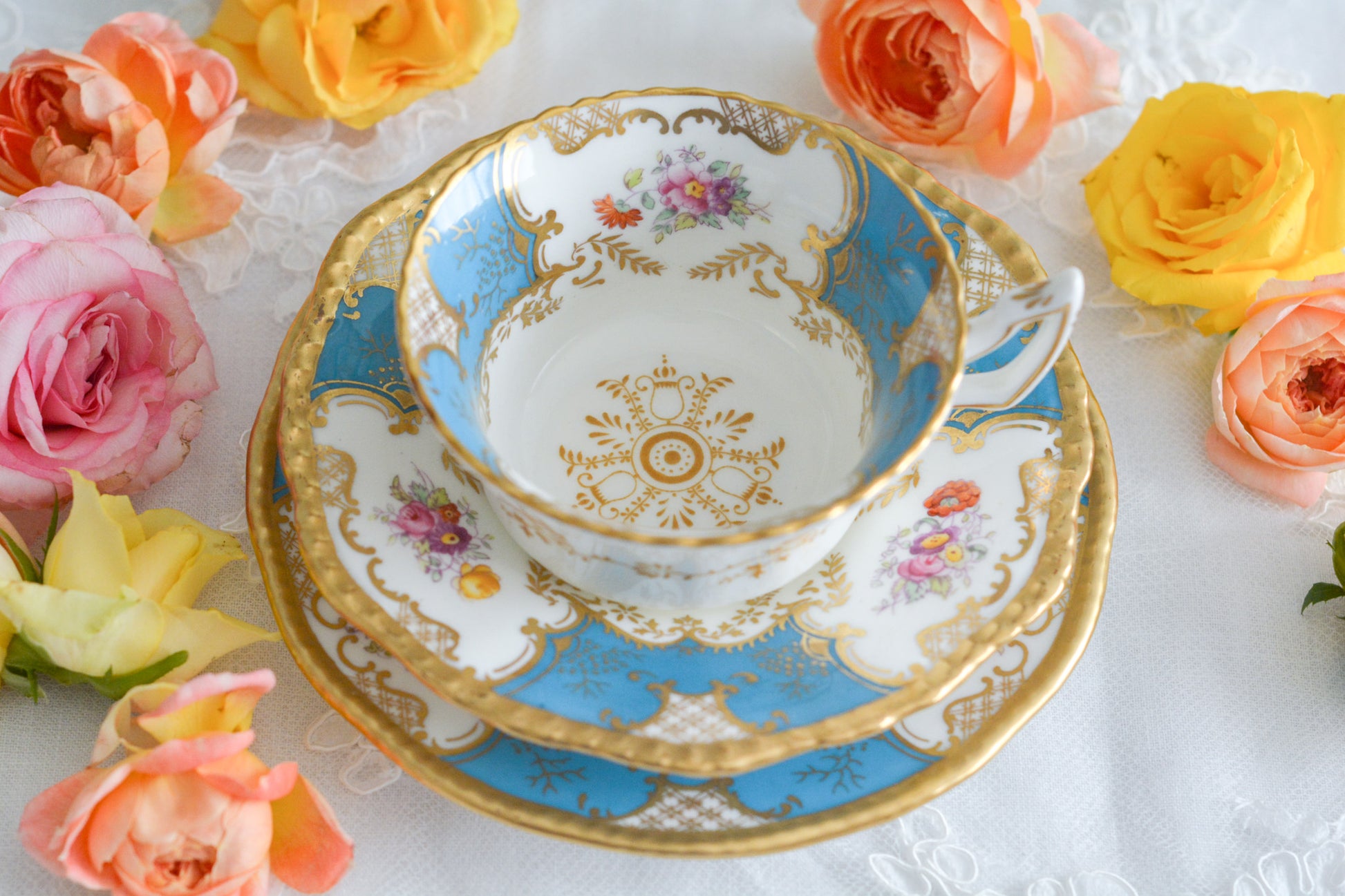 英国アンティーク、コールポートの代表作馬ットウィングシリーズの幻のカラーと言われるターコイズブルーのティートリオ。キラキラと宝石のように輝く美しいカップです。