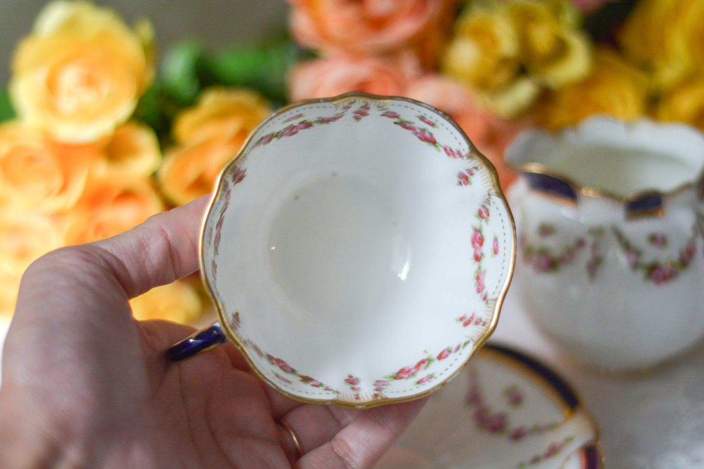 クレッセントのティーセット。薔薇のガーランドが大変可愛らしいお品です。Rose Antiquesはコールポートをはじめ英国のアンティーク食器をご紹介しています。