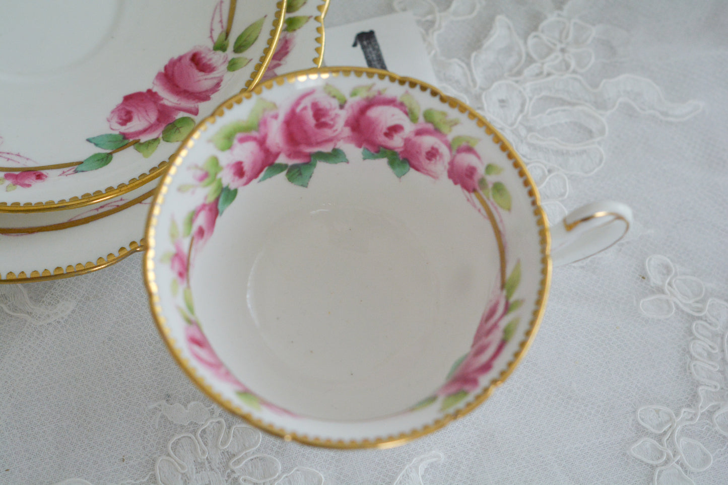 シェリーの美しいティートリオがやってきました。ハンドペイントで描かれたバラが大変華やかです。やはりハンドペイントは立体感があり美しいなと思います。ハンドルも凝った作りで細部まで美しい。春のティータイムのテーブルコーディネートに花を添えてくれますよ。イースターのコーディネートにもぜひ。