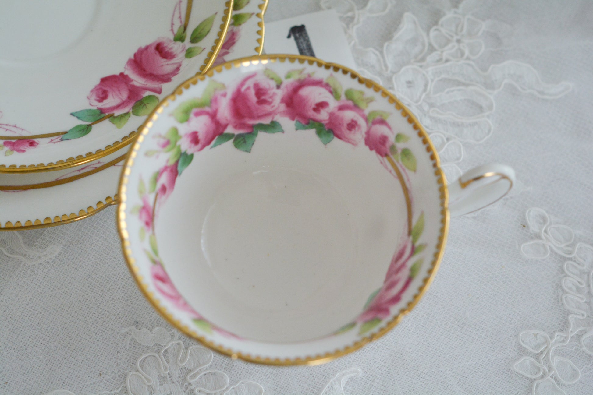 シェリーの美しいティートリオがやってきました。ハンドペイントで描かれたバラが大変華やかです。やはりハンドペイントは立体感があり美しいなと思います。ハンドルも凝った作りで細部まで美しい。春のティータイムのテーブルコーディネートに花を添えてくれますよ。イースターのコーディネートにもぜひ。