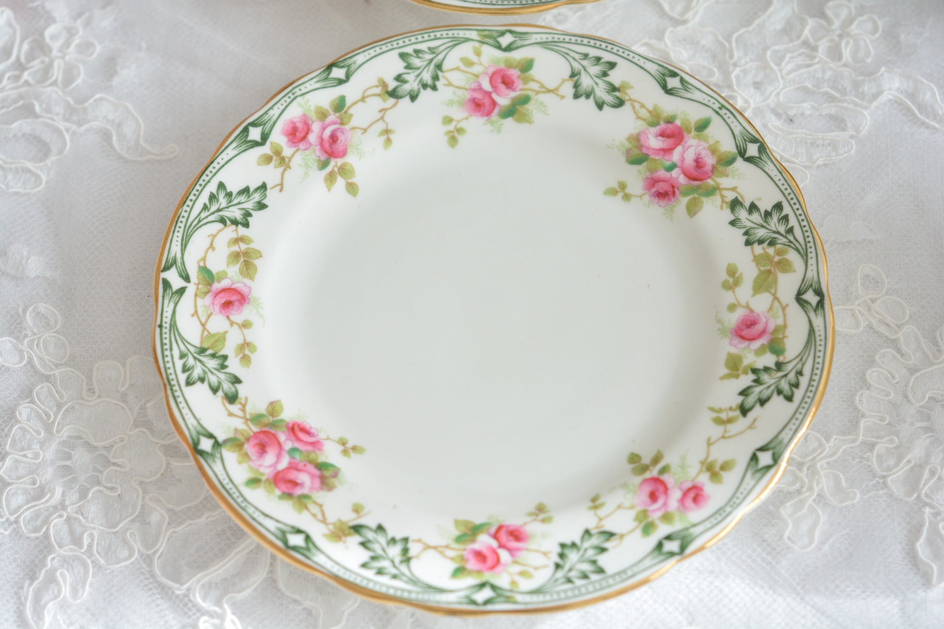 エインズレイの可愛らしいティートリオがやってきました。小さなバラに可愛らしい模様のティートリオです。クリスマスにもぴったりな雰囲気でクリスマスのテーブルコーディネートを盛り上げてくれます。エインズレイは1775年創業で今もたくさんの人々に愛される陶磁器メーカーです