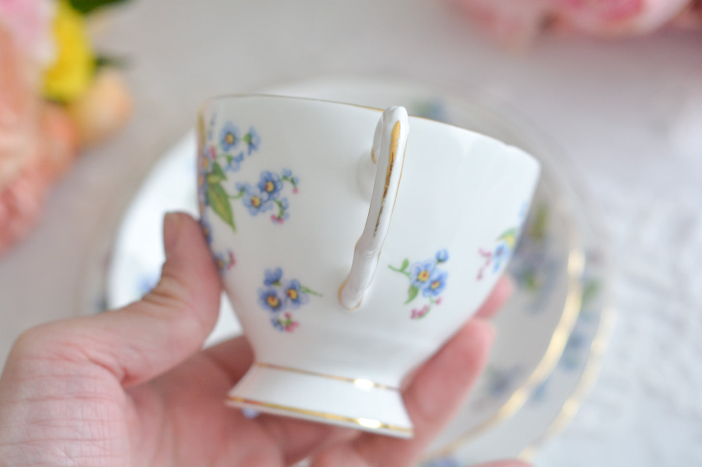タスカンの勿忘草が大変可愛らしいティートリオです。勿忘草がモチーフのヴィンテージ食器は色々なメーカーで作られています。このタスカンのトリオの勿忘草はとても優しい雰囲気。勿忘草の花言葉は「私を忘れないで」、「誠の愛」、「真実の友情」。春を知らせる花とも言われていて、今の季節にぴったりなティートリオです。