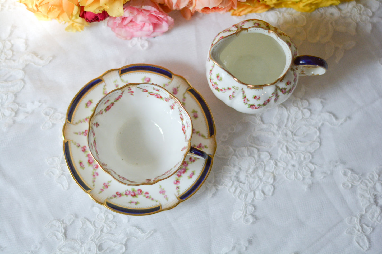 クレッセントのティーセット。薔薇のガーランドが大変可愛らしいお品です。Rose Antiquesはコールポートをはじめ英国のアンティーク食器をご紹介しています。