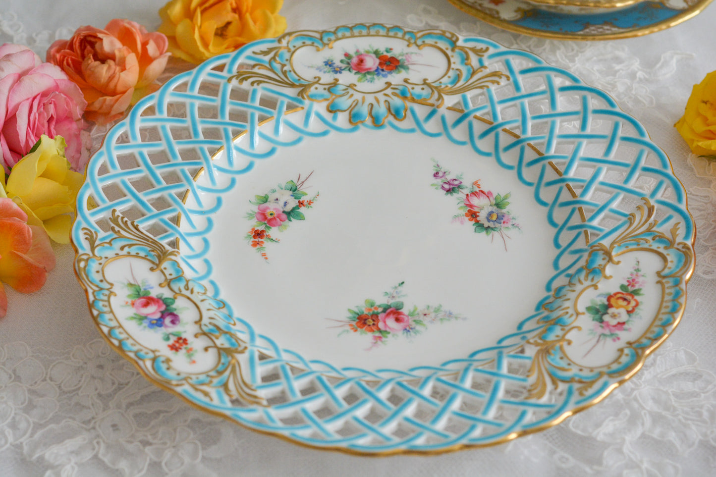 英国アンティークの中でも特に貴重なミントン8800番プレート。ミントンブルーの格子模様に、ハンドペイントの花々が大変美しいミントンの至宝のプレートです。