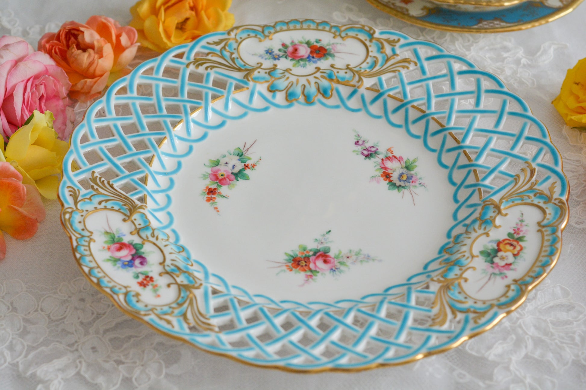 英国アンティークの中でも特に貴重なミントン8800番プレート。ミントンブルーの格子模様に、ハンドペイントの花々が大変美しいミントンの至宝のプレートです。