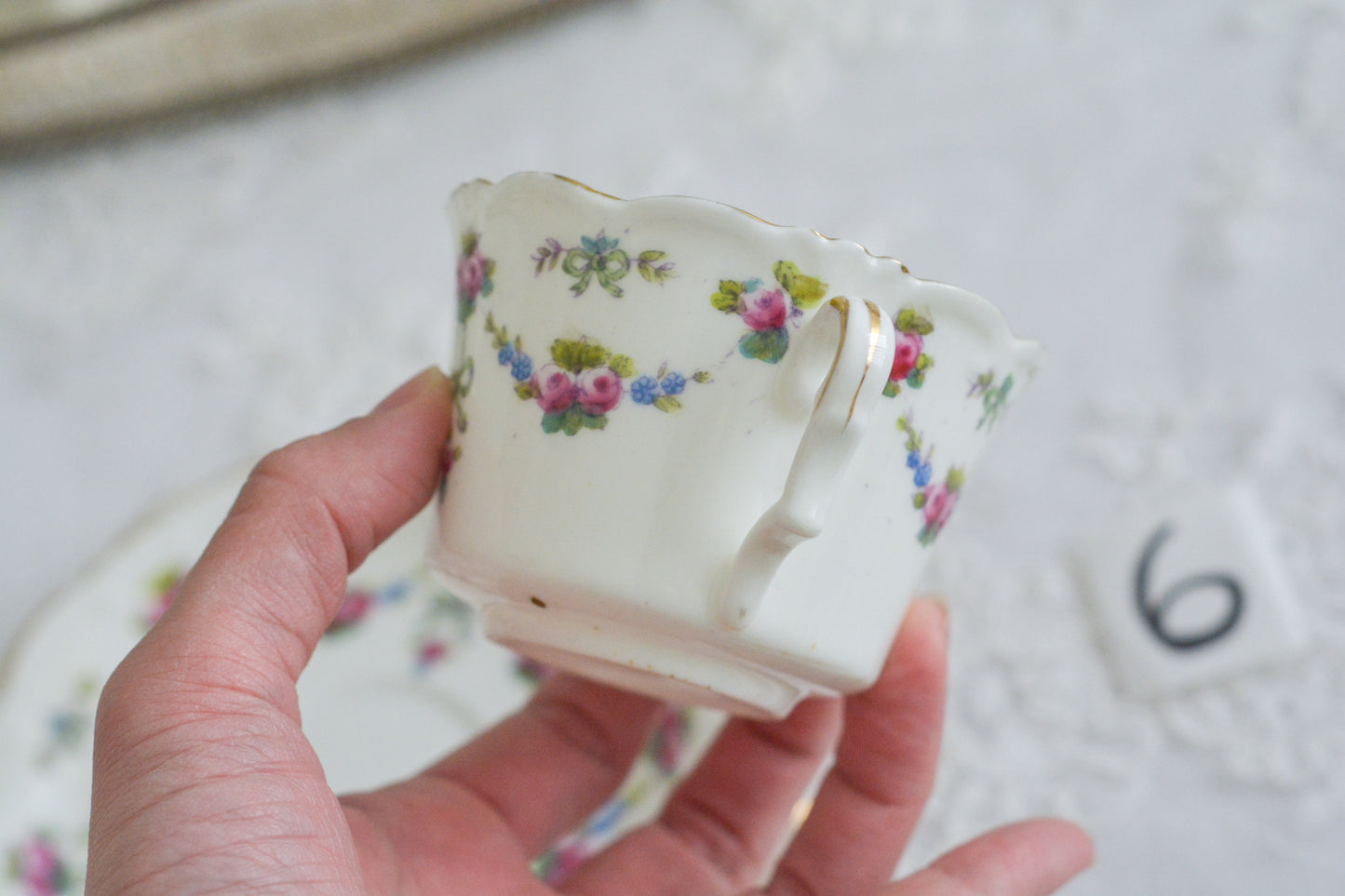 コリンウッドのリボンにバラのガーランドがとっても可愛らしいティートリオ、ミルクジャグ、スロップボウル、デザートプレートがやってきました!ハンドペイントで色つけされたバラやリボンを眺めているだけで気持ちが上向きになる可愛らしさです。ぜひ春のティータイムに。プルダウンから、単品ご選択頂けます