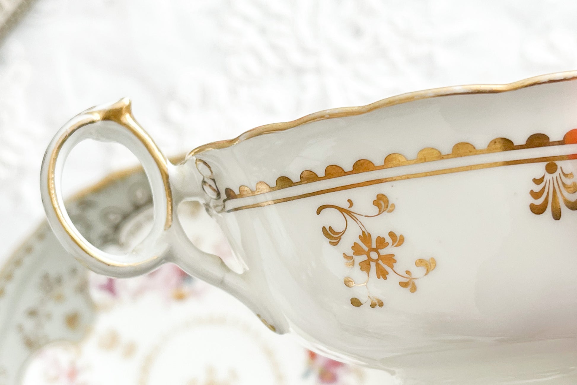 J.Green&Sonsという小売店の優雅なカップです。J.Green&Sonsは1934年から1842年に聖ポール大聖堂近くに店を構えていました。大きなお店だったようです。メーカーのバックスタンプはありません。小売店の希望でメーカーのバックスタンプを入れなかったと推察しています。優しい色合いに優美なシェイプ。ハンドルもとても可愛らしいです。ロココリバイバルのカップで優雅なティータイムをお過ごしください。