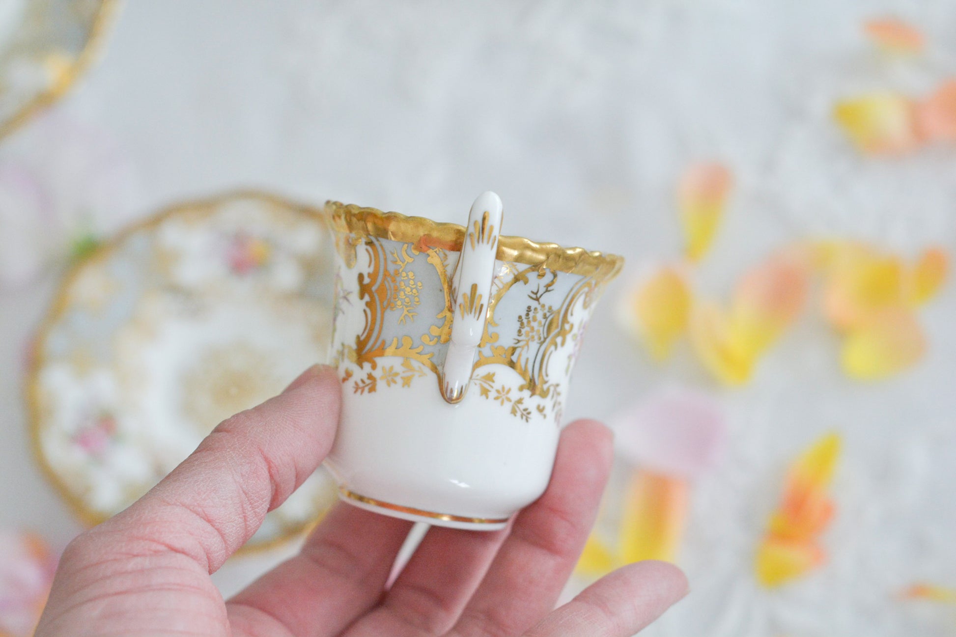 コールポートの人気シリーズ「バットウィング」。バットウィングは、たくさんのカラーバリエーションがあります。グレーカラーはレアカラーで、優しく明るい雰囲気。金彩もとても豪華でテーブルにあるだけでキラキラと輝いて見えます。デミタスカップの小さな世界に豪華で美しい模様がぎゅっと詰まった大変素晴らしいお品です。バットウィングシリーズも状態の良いお品は入手困難になってきました。貴重なグレーのバットウィングの輝きをどうぞお楽しみください。