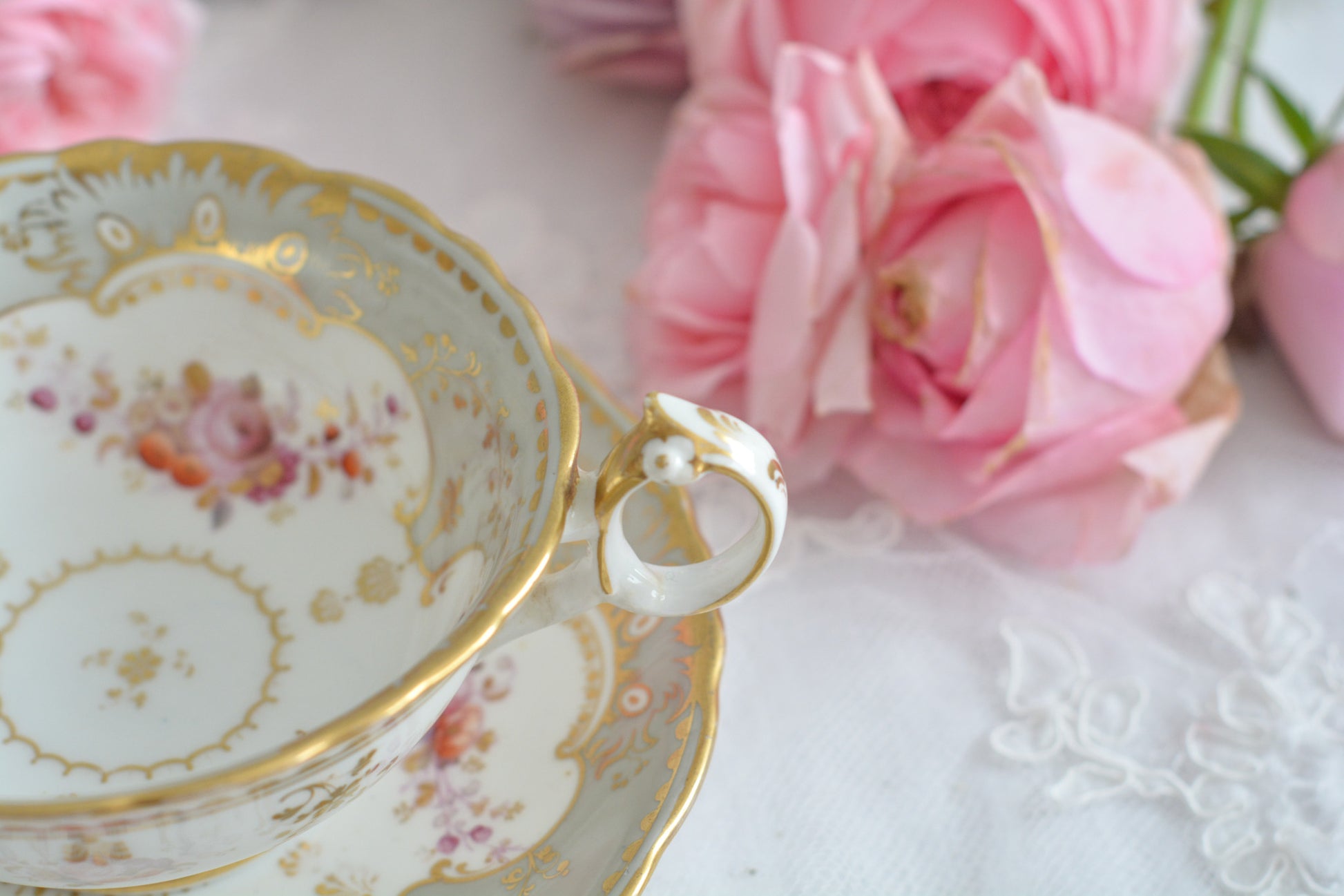 J.Green&Sonsという小売店の優雅なカップです。J.Green&Sonsは1934年から1842年に聖ポール大聖堂近くに店を構えていました。大きなお店だったようです。メーカーのバックスタンプはありません。小売店の希望でメーカーのバックスタンプを入れなかったと推察しています。優しい色合いに優美なシェイプ。ハンドルもとても可愛らしいです。ロココリバイバルのカップで優雅なティータイムをお過ごしください。