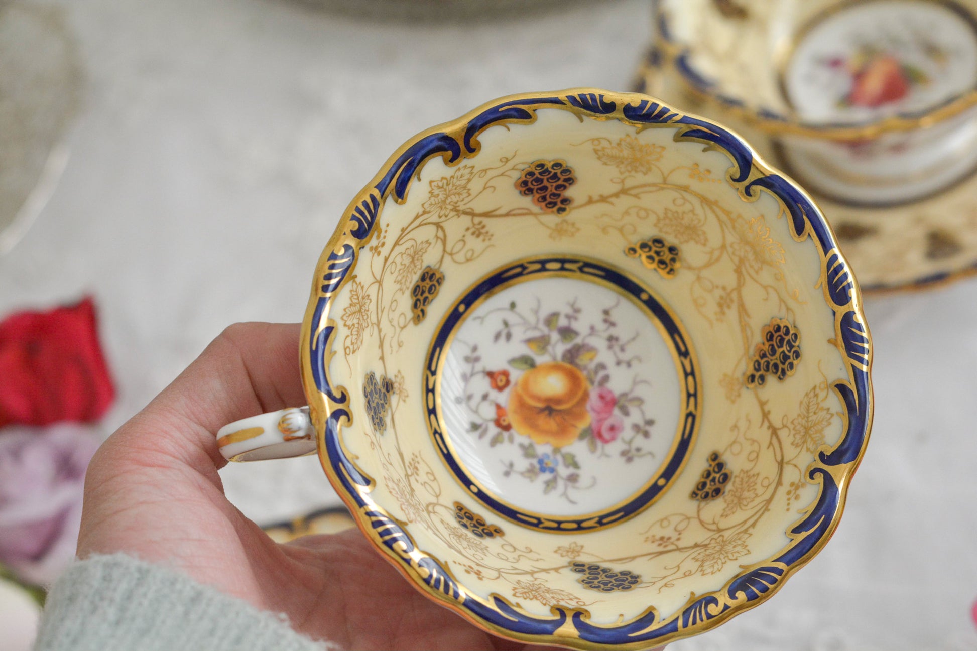 コールポートの1800年代の作品のリバイバルシリーズのオールドコールポートシリーズ。色々なお品がリバイバルされています。こちらはアデレードシェイプのリバイバル。ハンドルはアデレードシェイプハンドルではなくリングハンドルで、素磁も厚めに作られています。ロココリバイバルスタイルの優雅なデザインが美しいです。葡萄やフルーツ、お花の模様が大変豪華で美しいお品です。