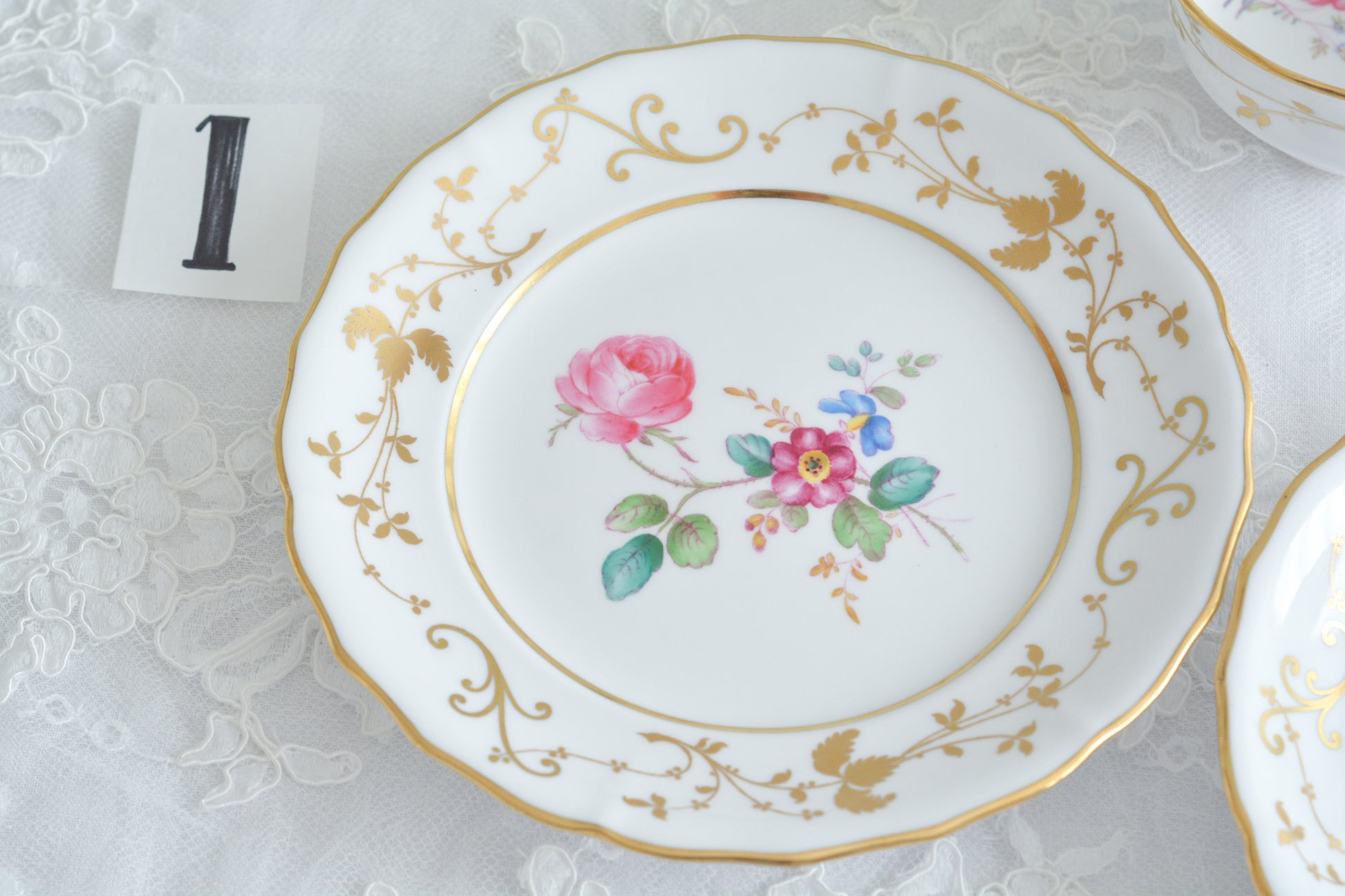 スポードの洗練されたデザインに、ハンドペイントで描かれた花々が大変美しいティートリオです。現代のテーブルにもマッチし、華やかにしてくれます。お花はハンドペイントで描かれているため一つ一つ違い、並べるとそれぞれのお花を見ることができてお話も盛り上がりそうです。