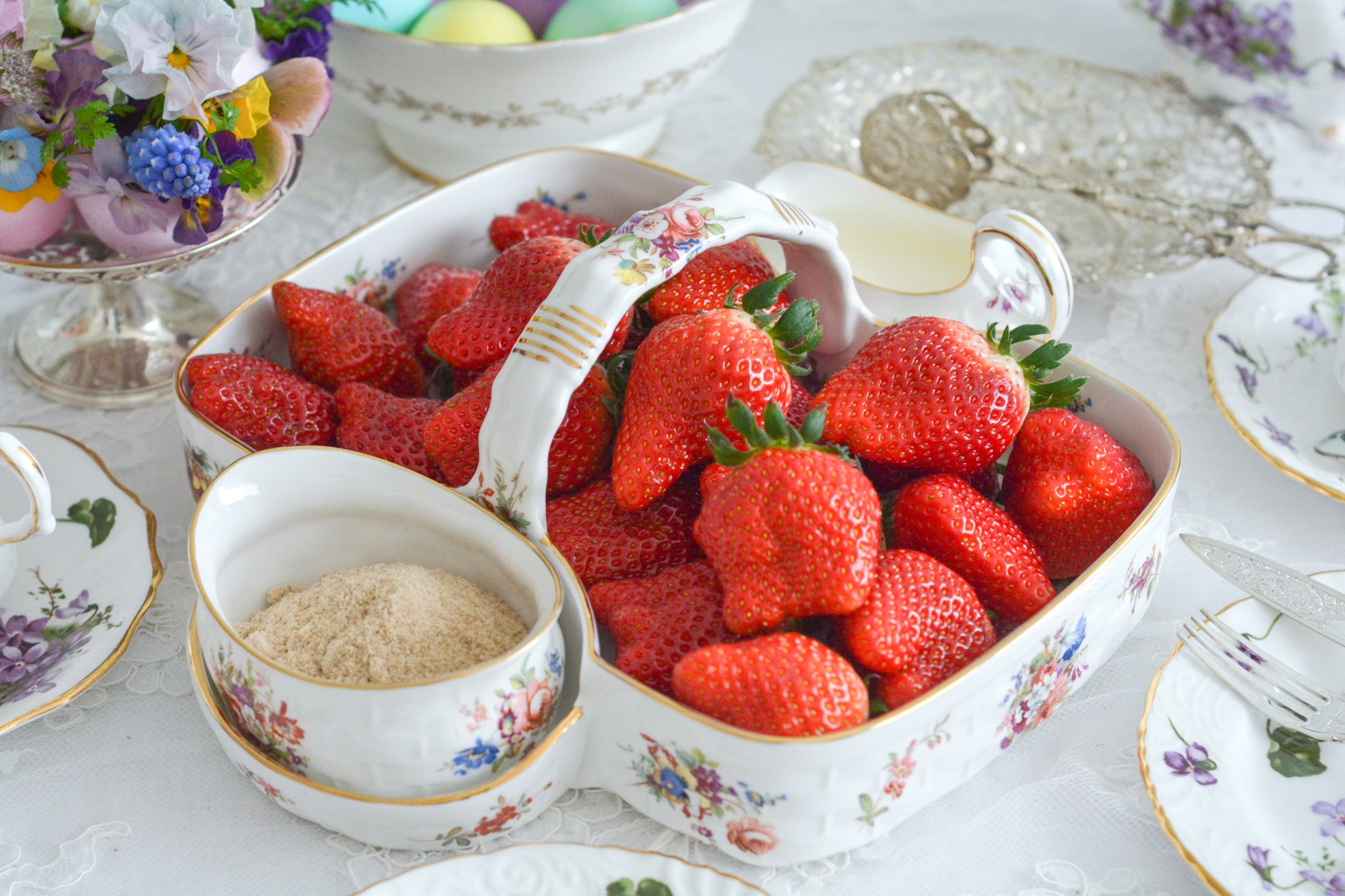 ハマースレイのハワードスプレイシリーズのストロベリーバスケット。ストロベリーバスケットは、イチゴを入れるバスケットでシュガー入れとクリーマーがついています。生産量が少なく、とても人気があるアイテムの一つ。こちらは老舗高級食器店のT.GOODEの特注品です。人気のハワードスプレイの華やかなストロベリーバスケットは、イチゴはもちろん、スコーンや焼き菓子などを乗せても素敵ですね。