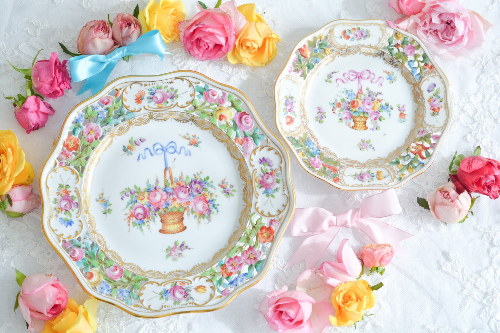 ブルーのリボンにお花いっぱいのバスケットが丁寧に描かれて、透かし模様の花々も大変美しいプレート。カール・ティーメのハンドペイント技術の素晴らしさが良くわかります。華やかで可憐なプレートでティータイムをお楽しみいただけましたらとても嬉しく思います。キャビネットに飾っておいてもお部屋が華やぎます。