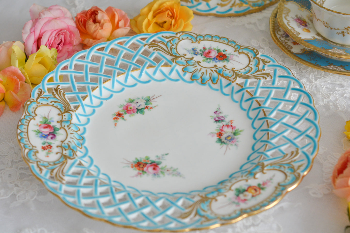 英国アンティークの中でも特に貴重なミントン8800番プレート。ミントンブルーの格子模様に、ハンドペイントの花々が大変美しいミントンの至宝のプレートです。